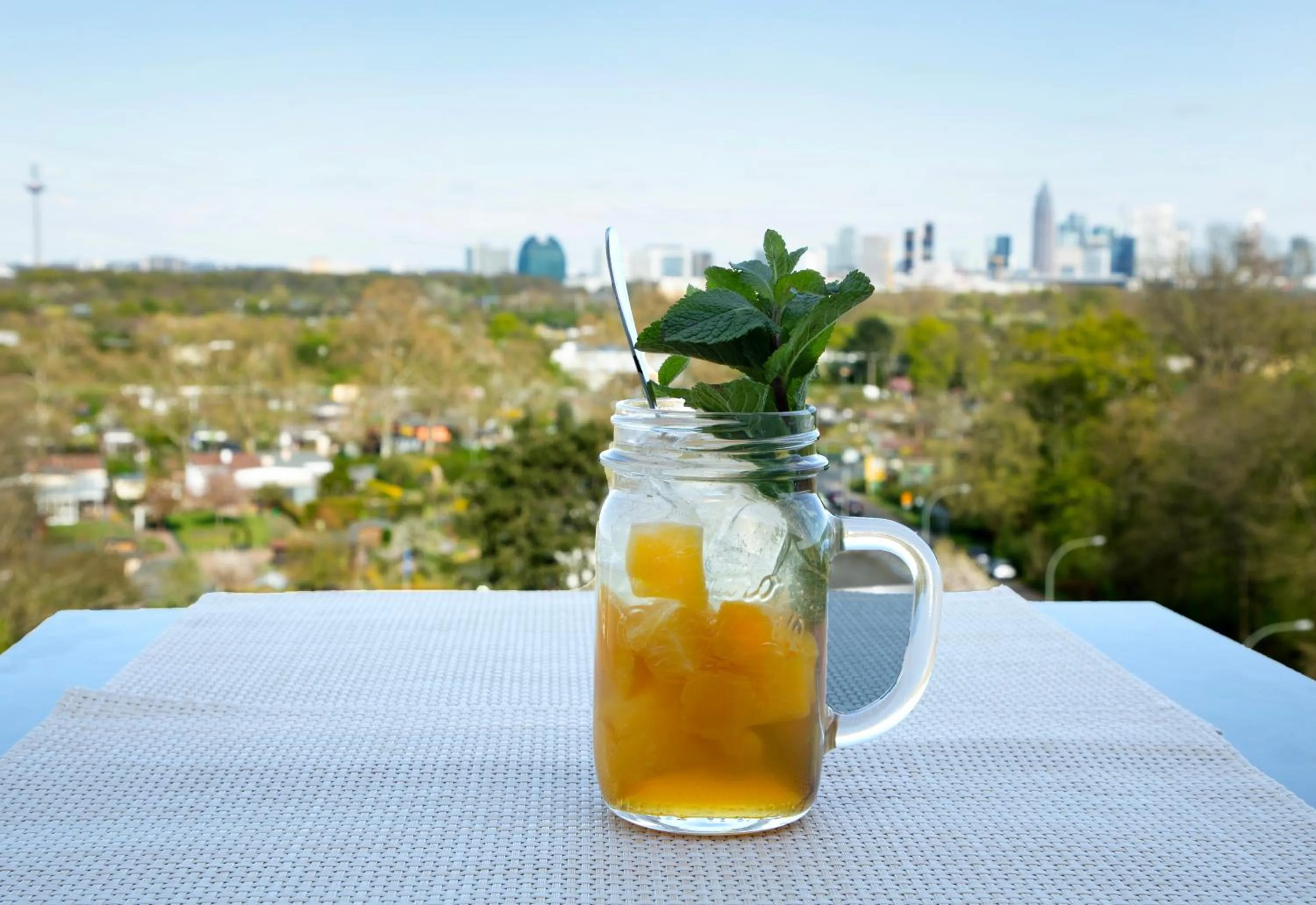 Lounge or bar in SOALTEE Hotel by Trip Inn Frankfurt Messe Tagungshotel