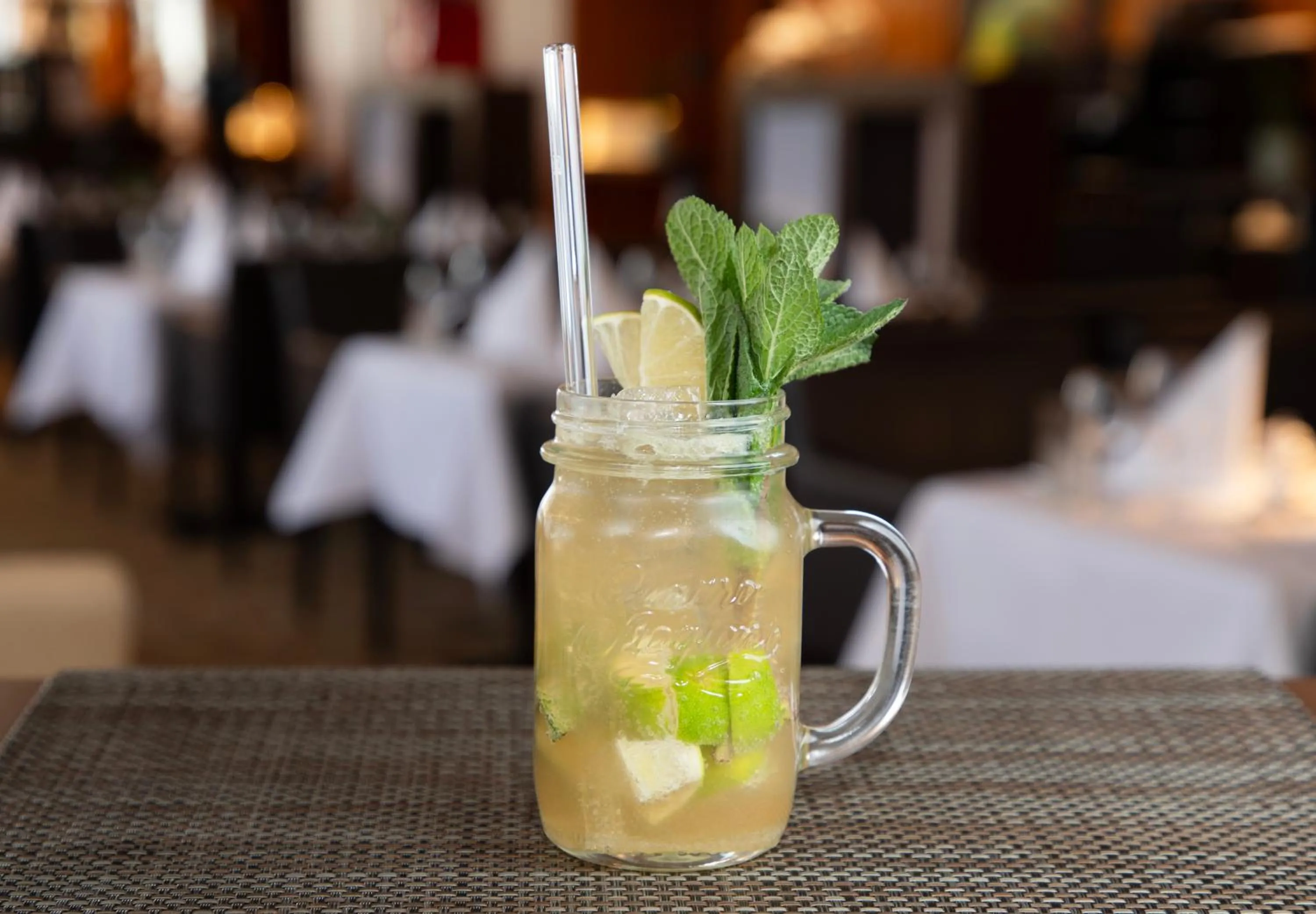 Lounge or bar in SOALTEE Hotel by Trip Inn Frankfurt Messe Tagungshotel