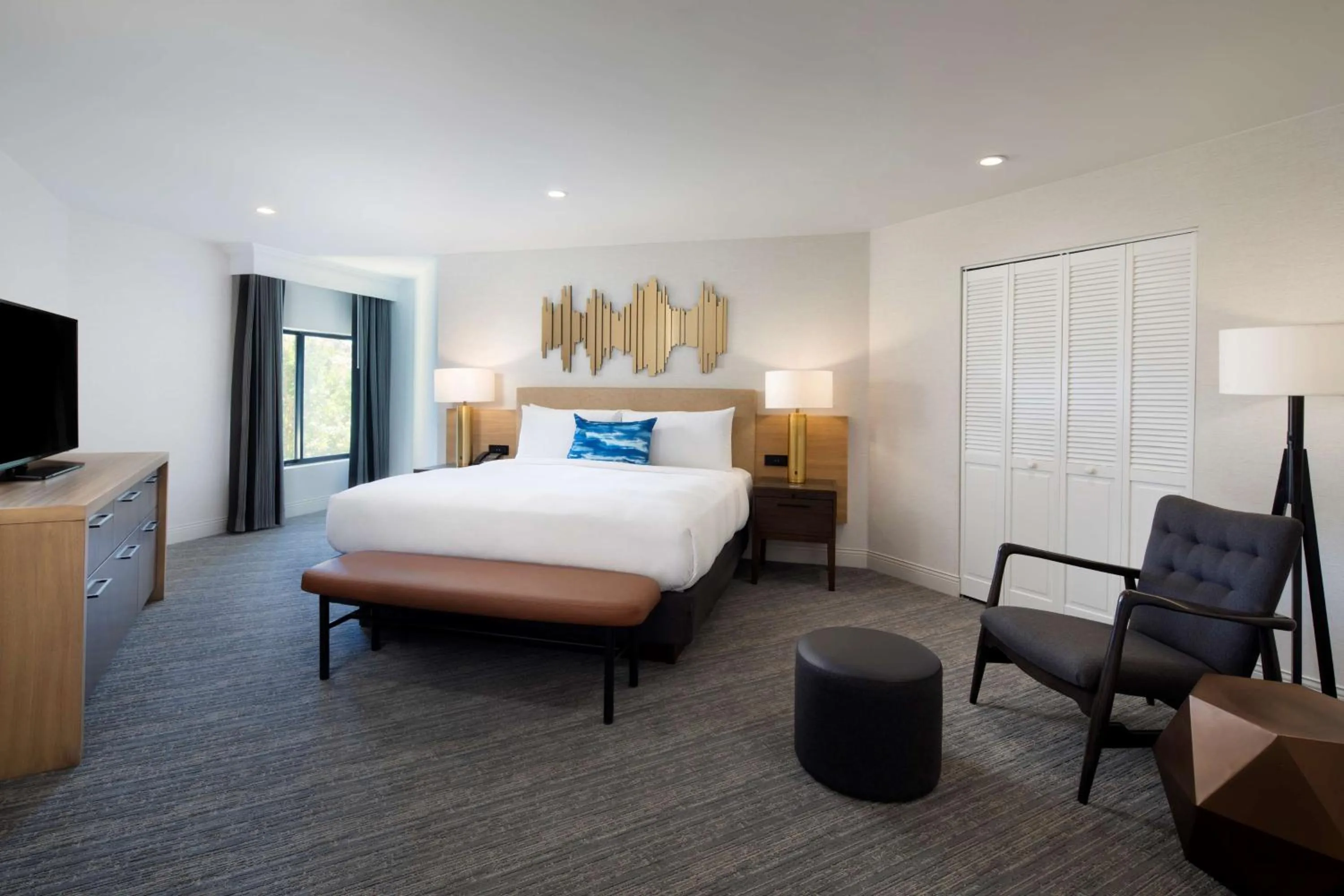 Photo of the whole room, Bed in Sonesta Silicon Valley