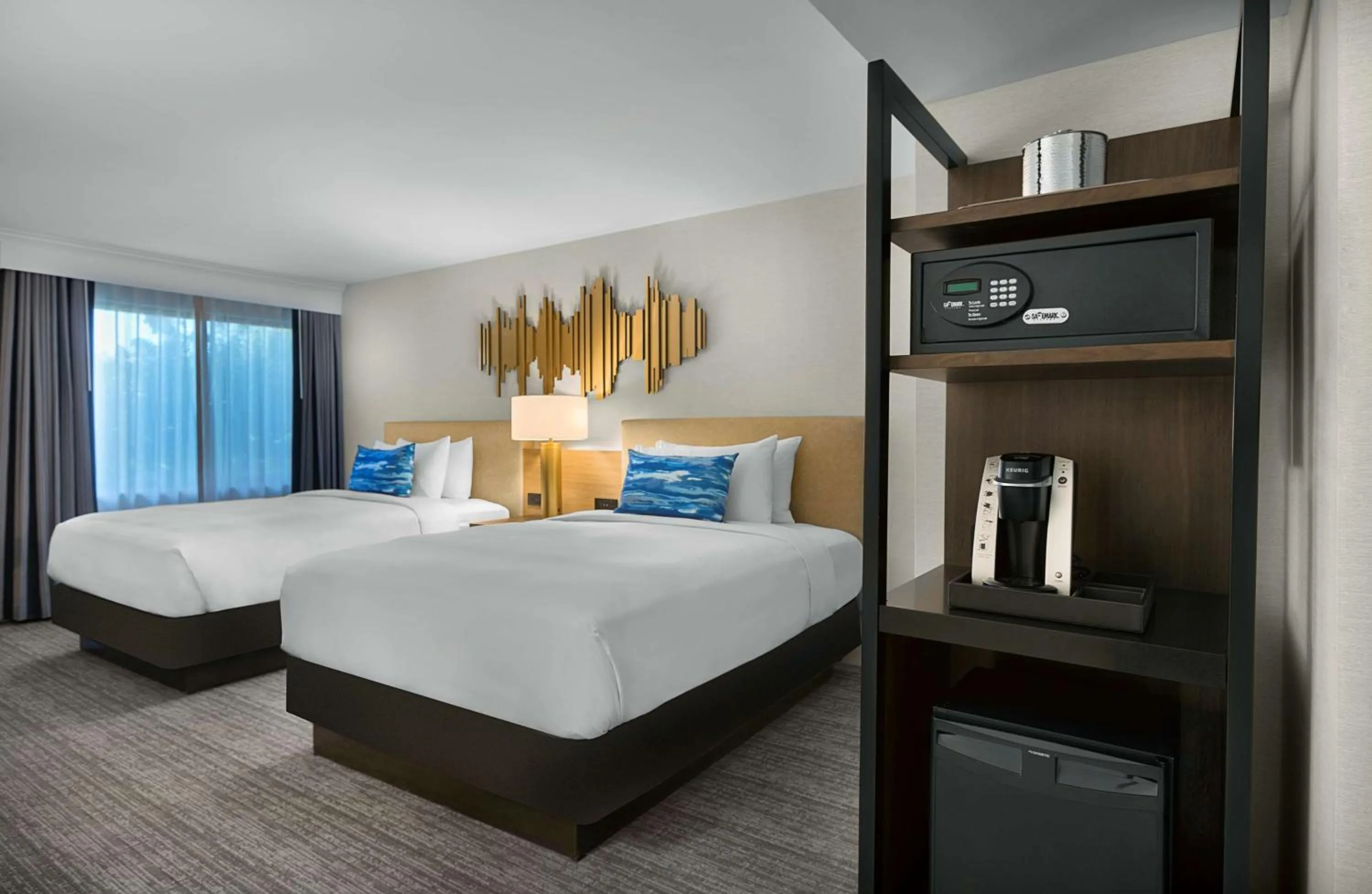 Photo of the whole room, Bed in Sonesta Silicon Valley