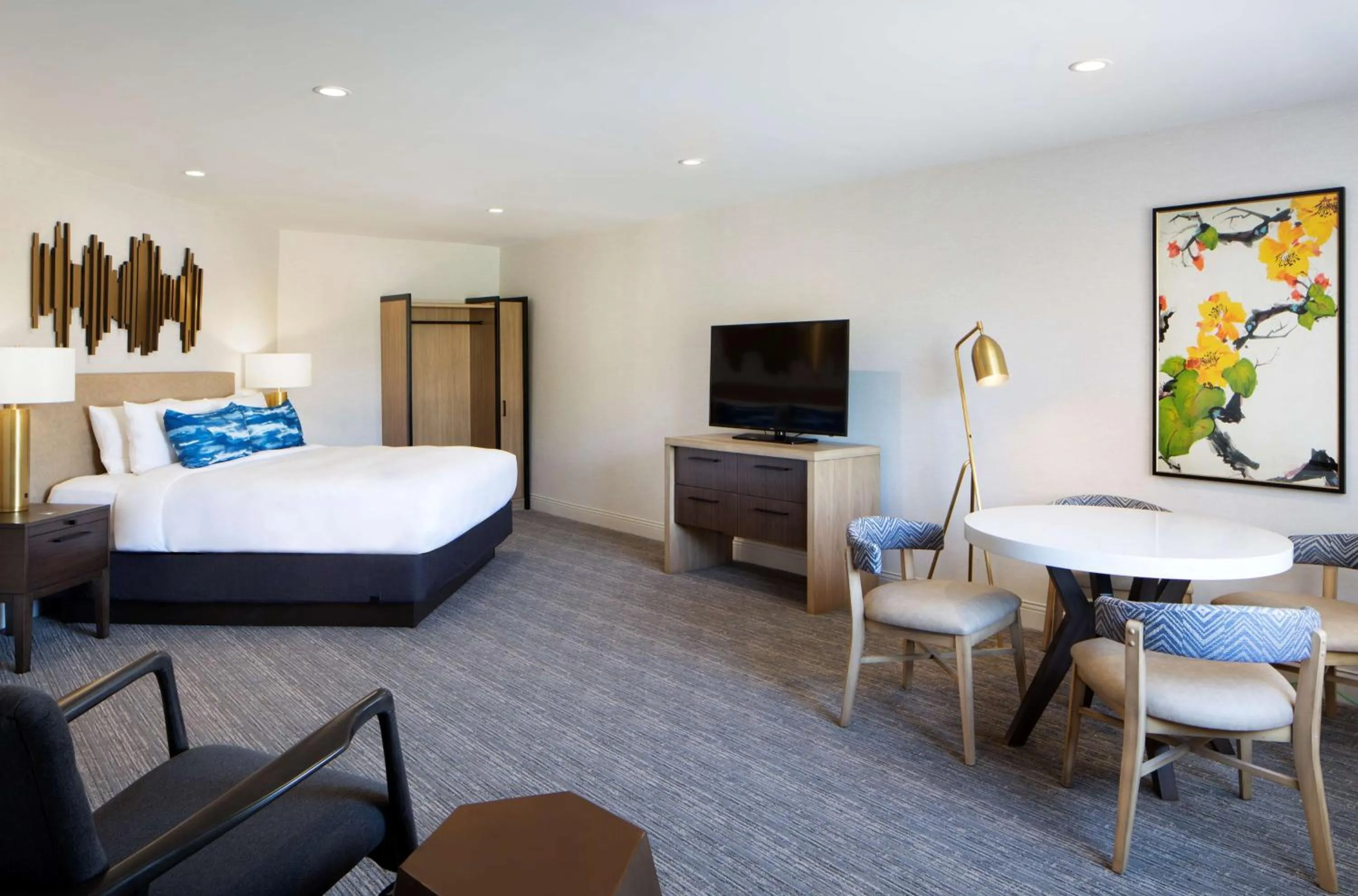 Photo of the whole room, Bed in Sonesta Silicon Valley