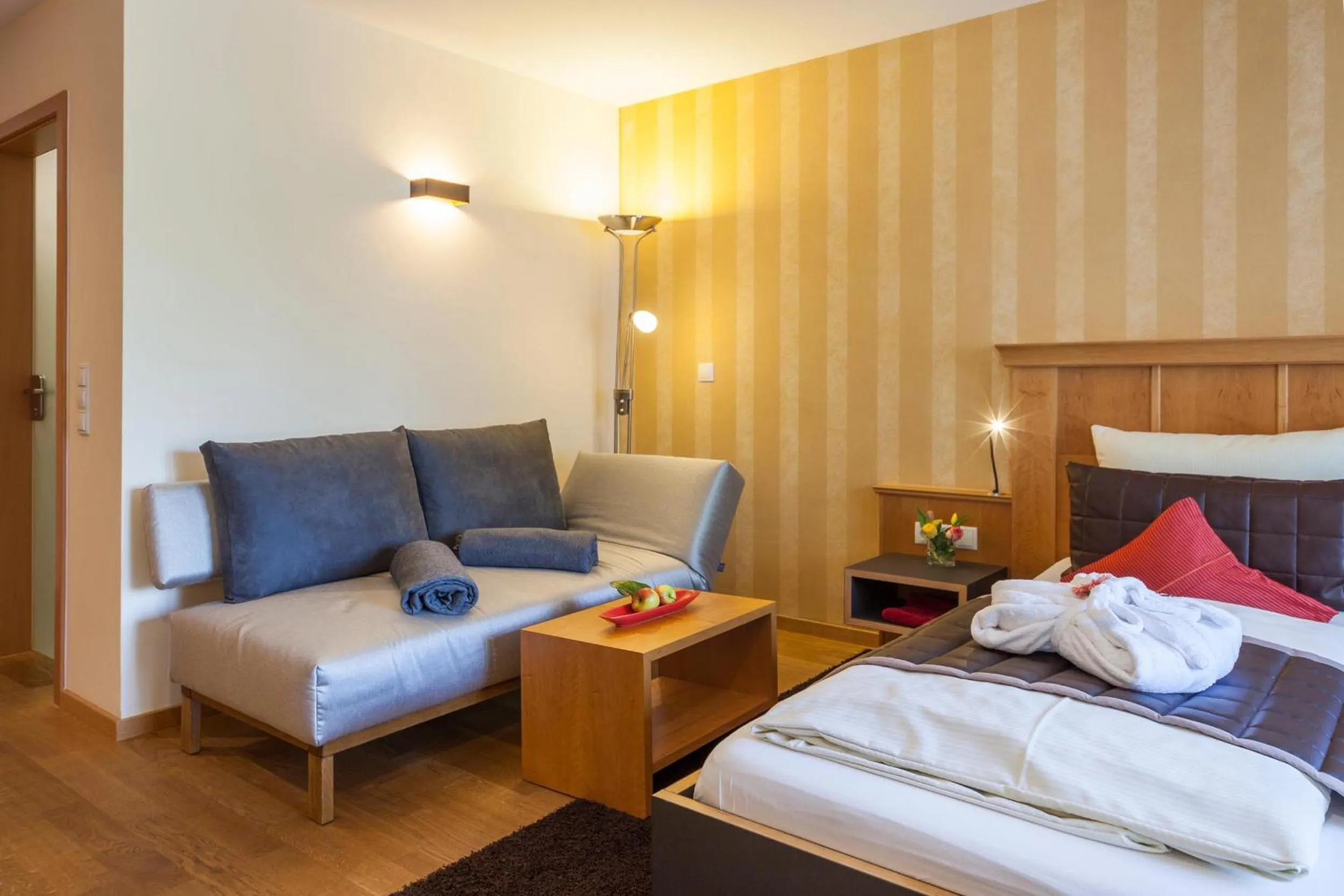 Seating area, Bed in Boutiquehotel zur Winzerstube - Adults Only