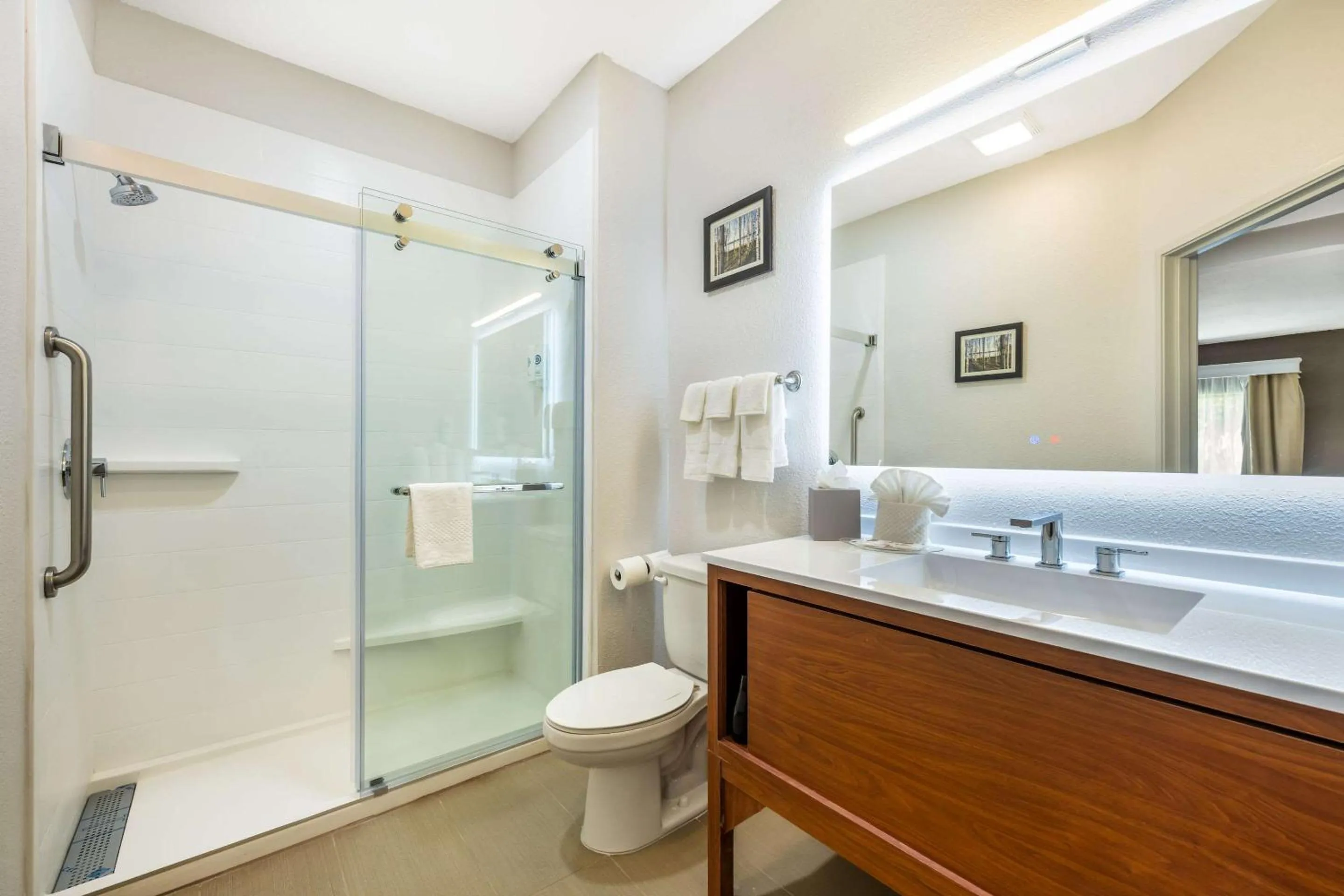 Bedroom in Comfort Suites Omaha East-Council Bluffs