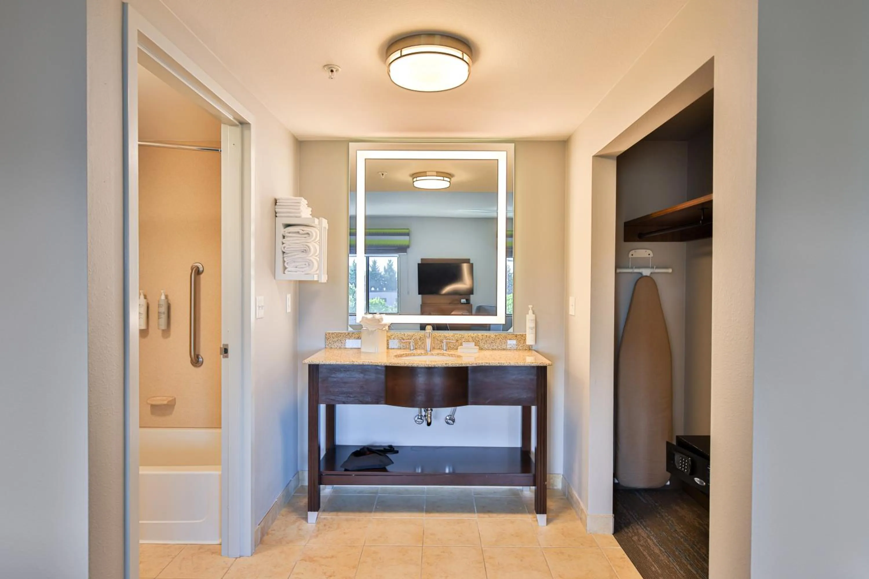 Bathroom in Hampton Inn & Suites by Hilton Seattle/Kent