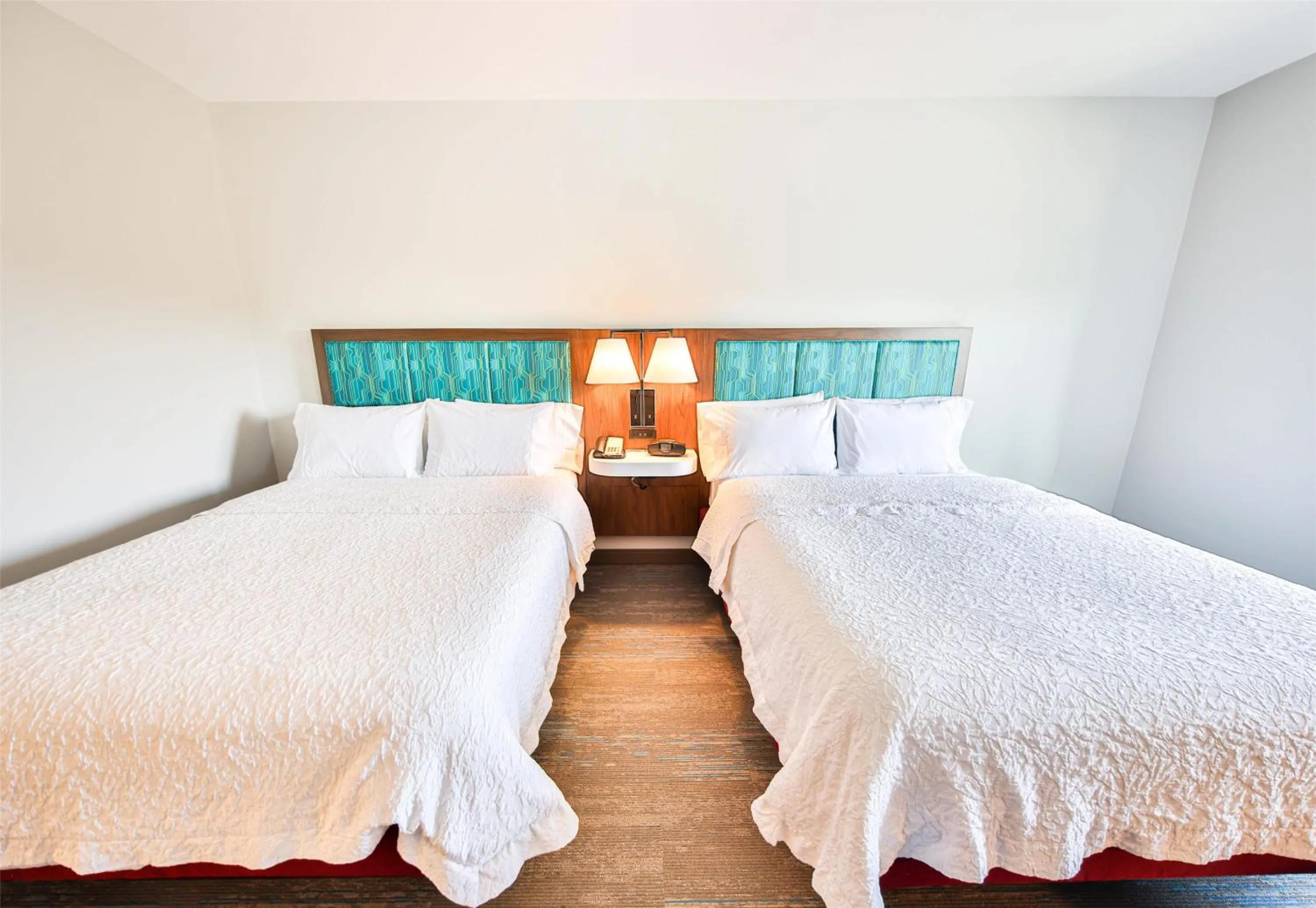 Bed in Hampton Inn & Suites by Hilton Seattle/Kent