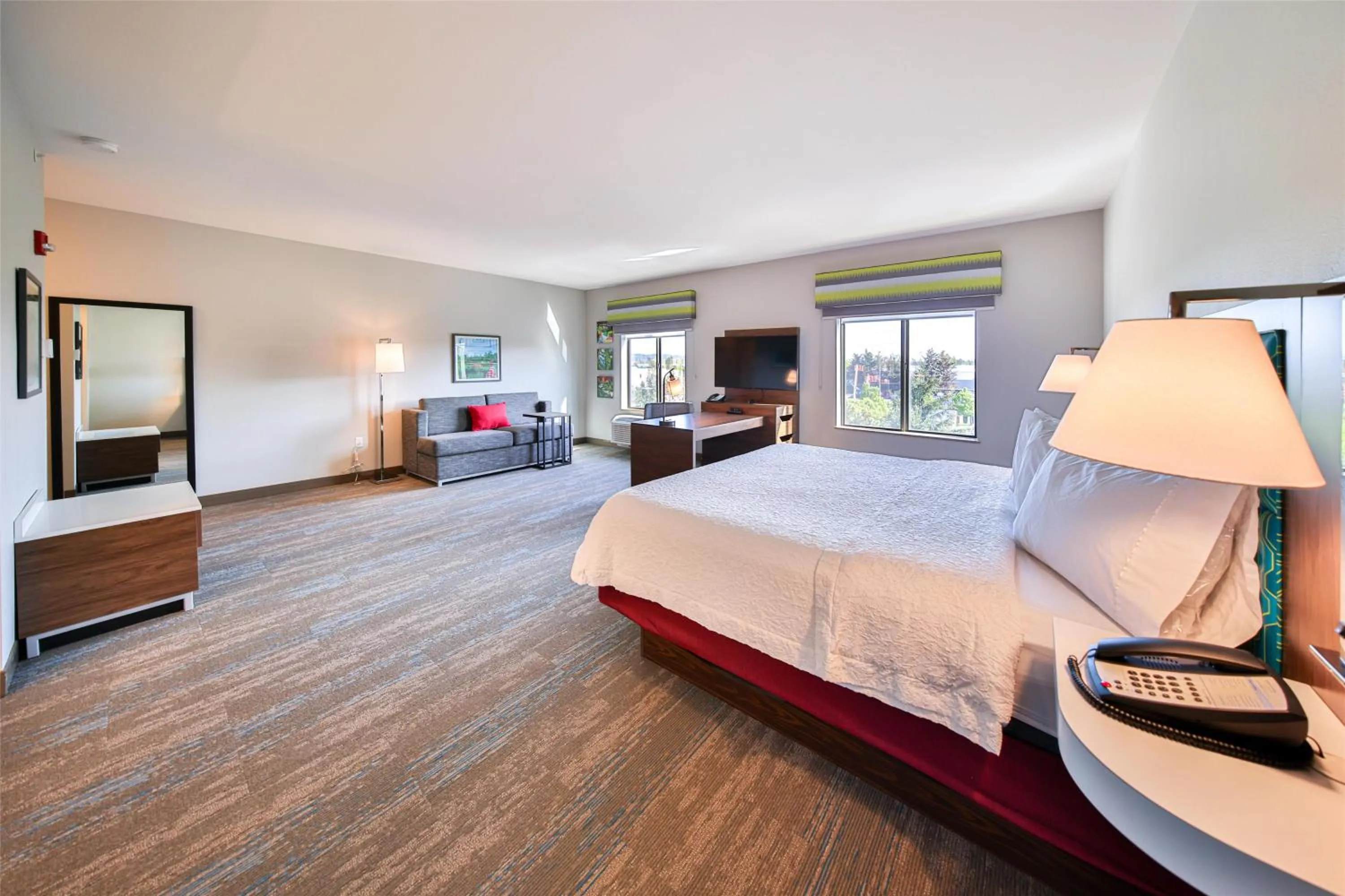 Bed in Hampton Inn & Suites by Hilton Seattle/Kent