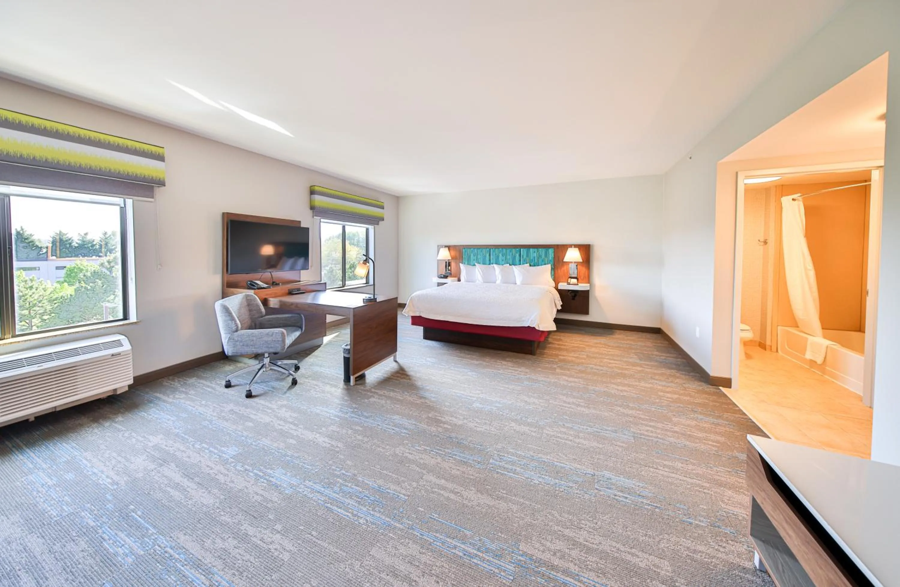 Bed in Hampton Inn & Suites by Hilton Seattle/Kent