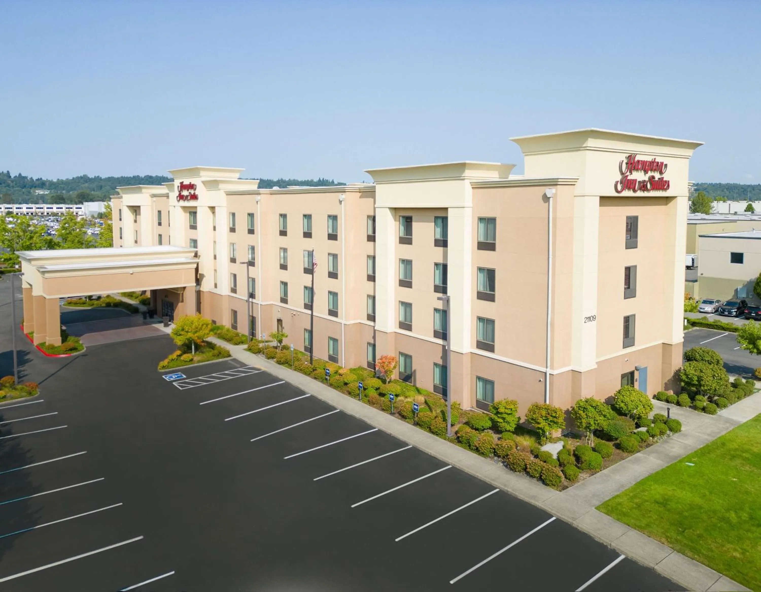 Property building in Hampton Inn & Suites by Hilton Seattle/Kent