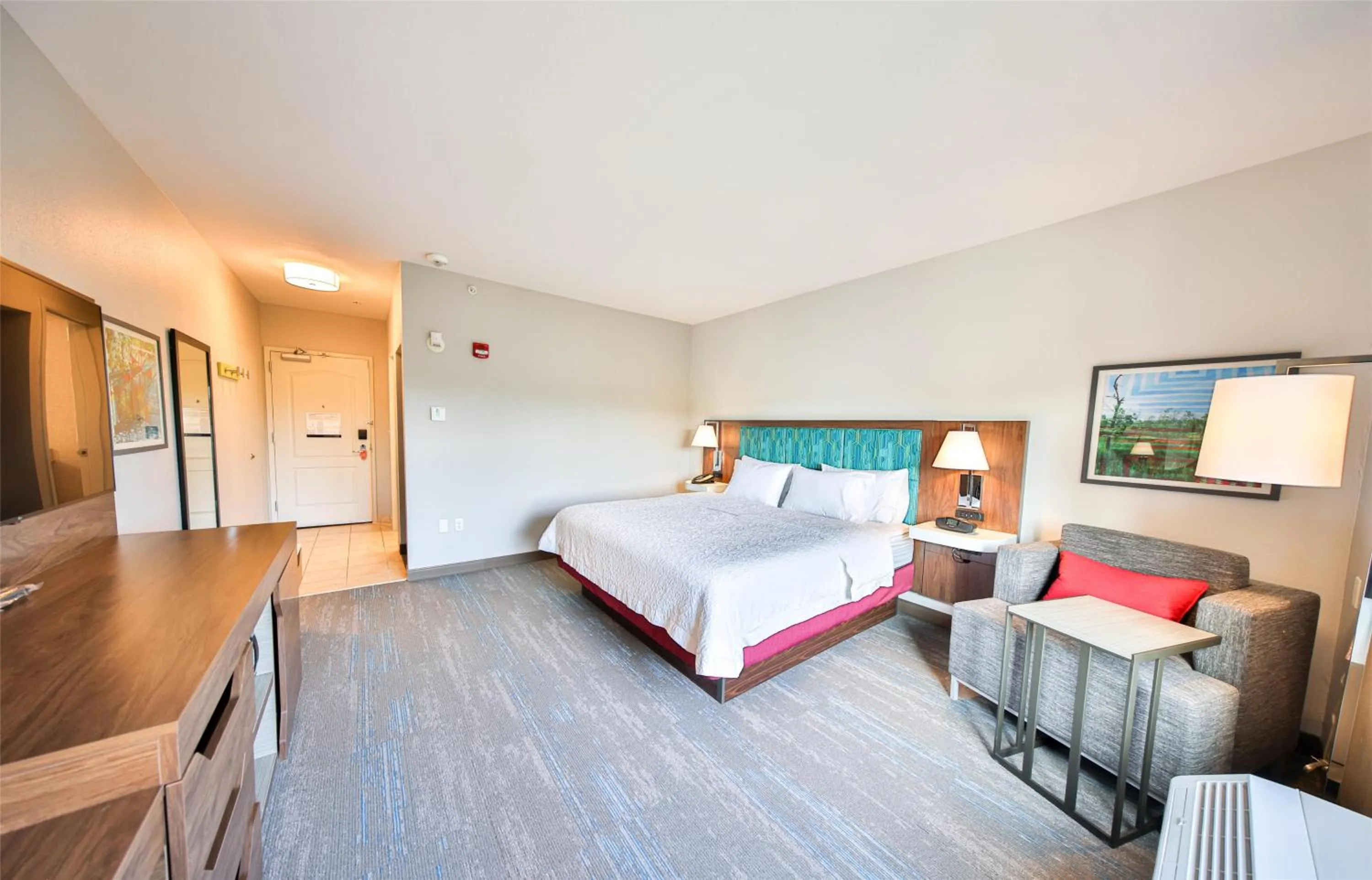 Bed in Hampton Inn & Suites by Hilton Seattle/Kent