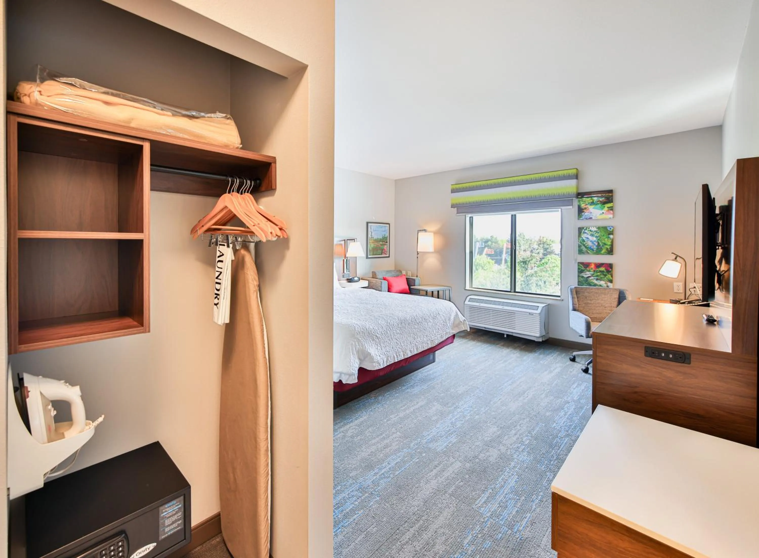 Bed in Hampton Inn & Suites by Hilton Seattle/Kent