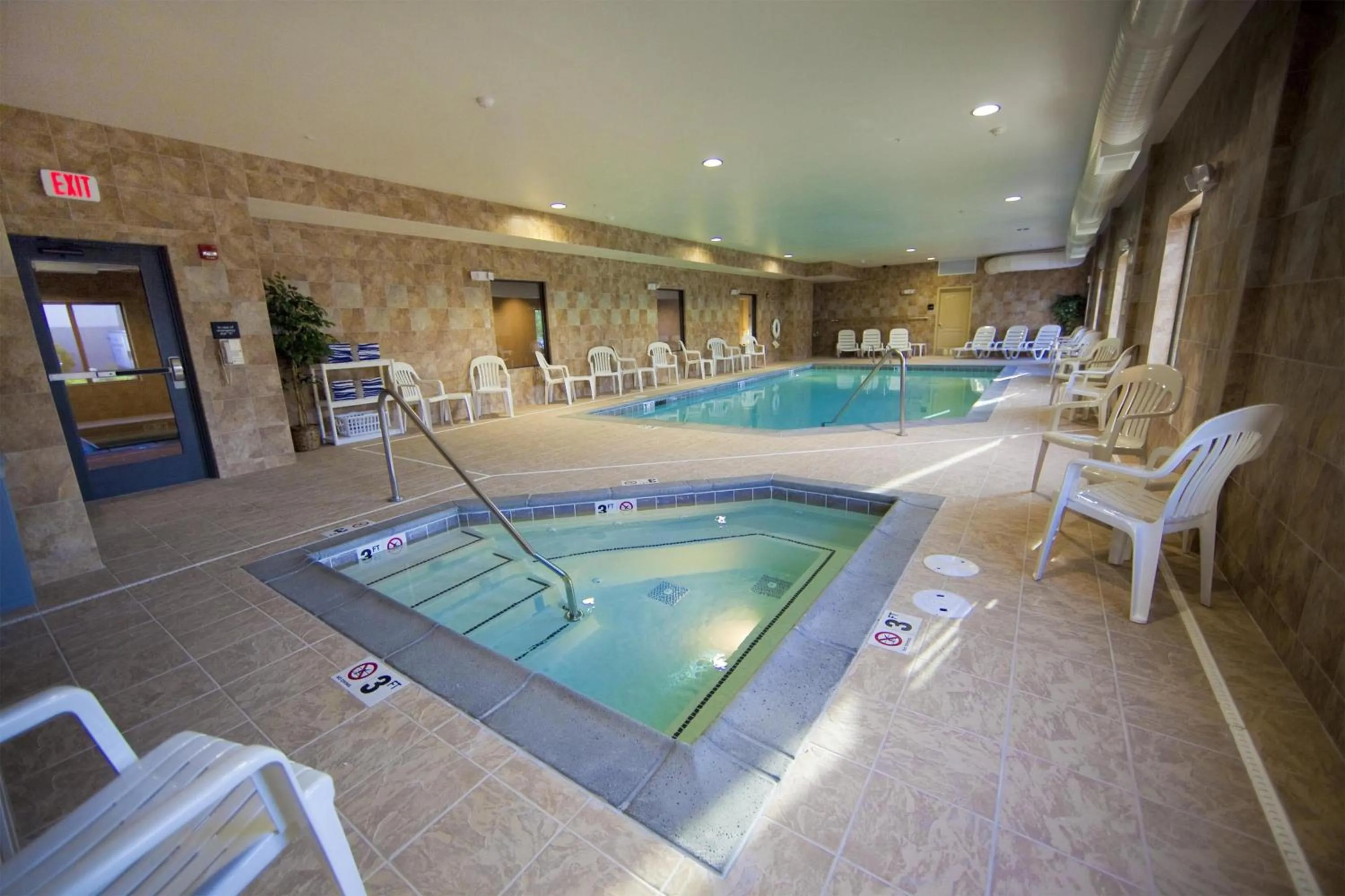 Pool view in Hampton Inn & Suites by Hilton Seattle/Kent