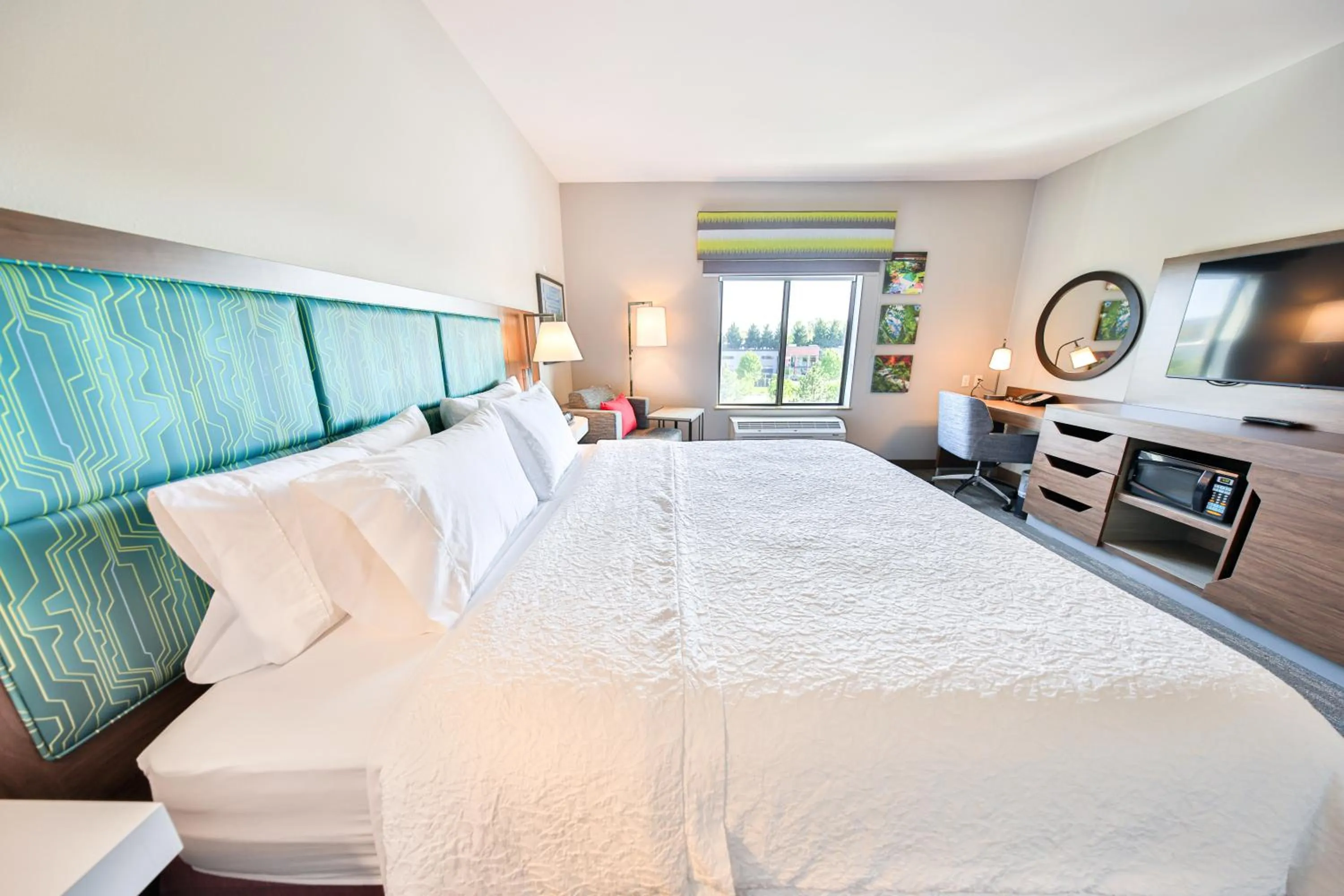 Bed in Hampton Inn & Suites by Hilton Seattle/Kent