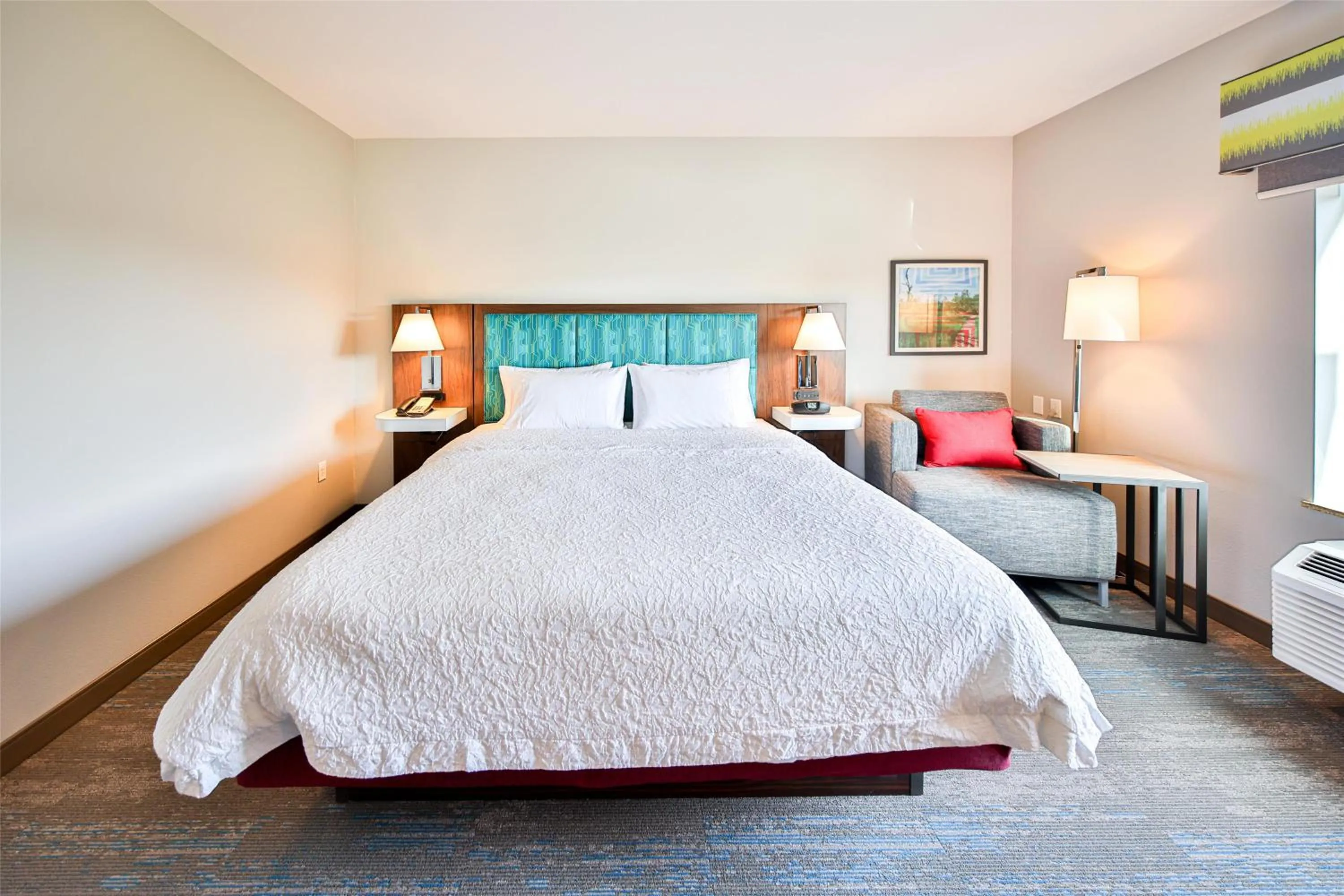 Bed in Hampton Inn & Suites by Hilton Seattle/Kent