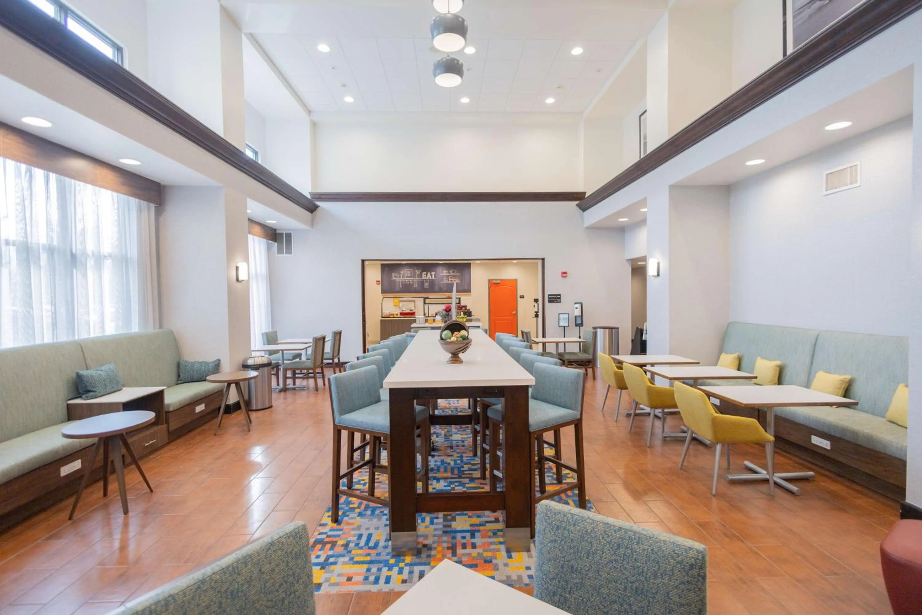 Dining area in Hampton Inn & Suites by Hilton Seattle/Kent