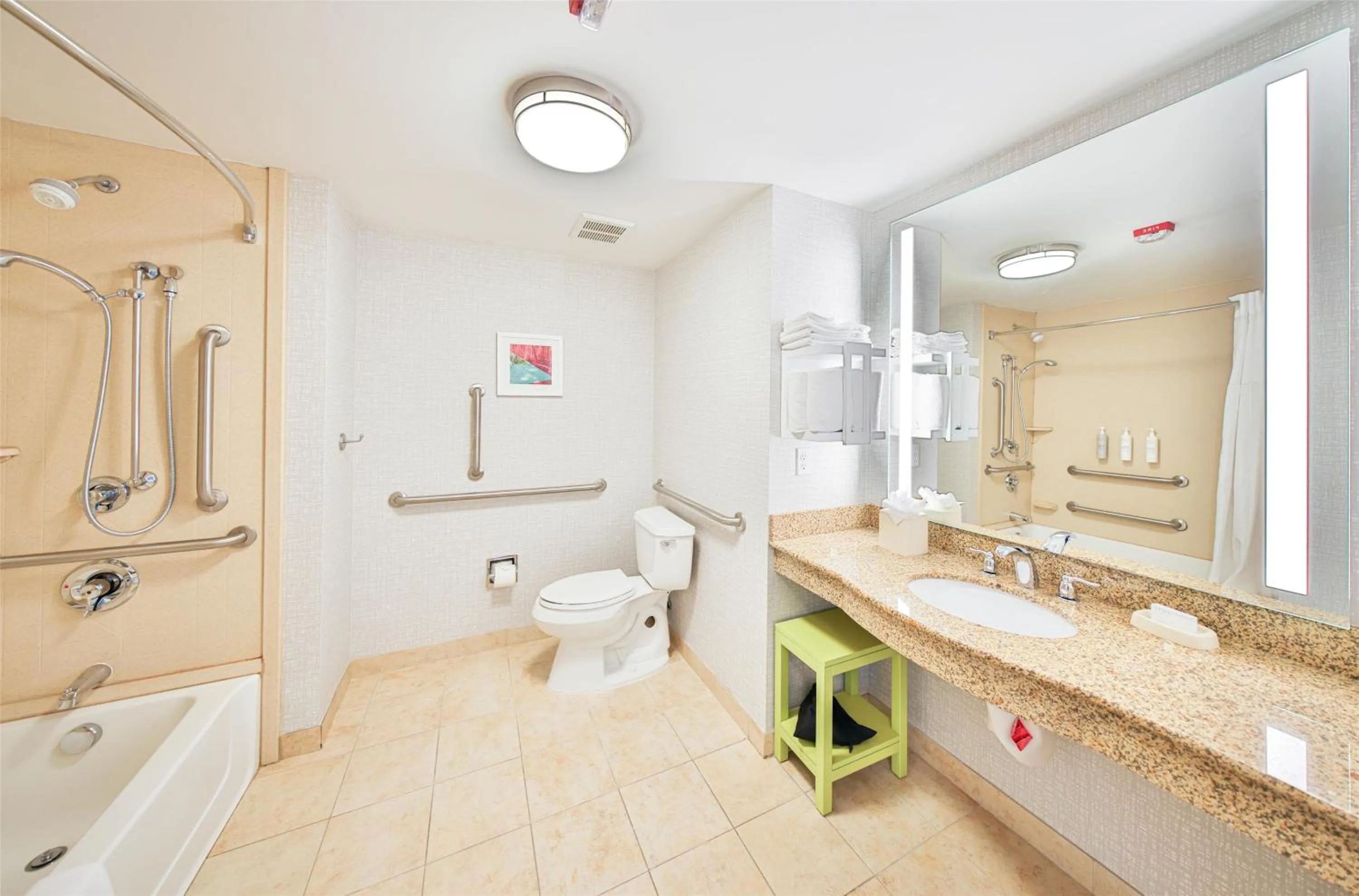 Bathroom in Hampton Inn & Suites by Hilton Seattle/Kent