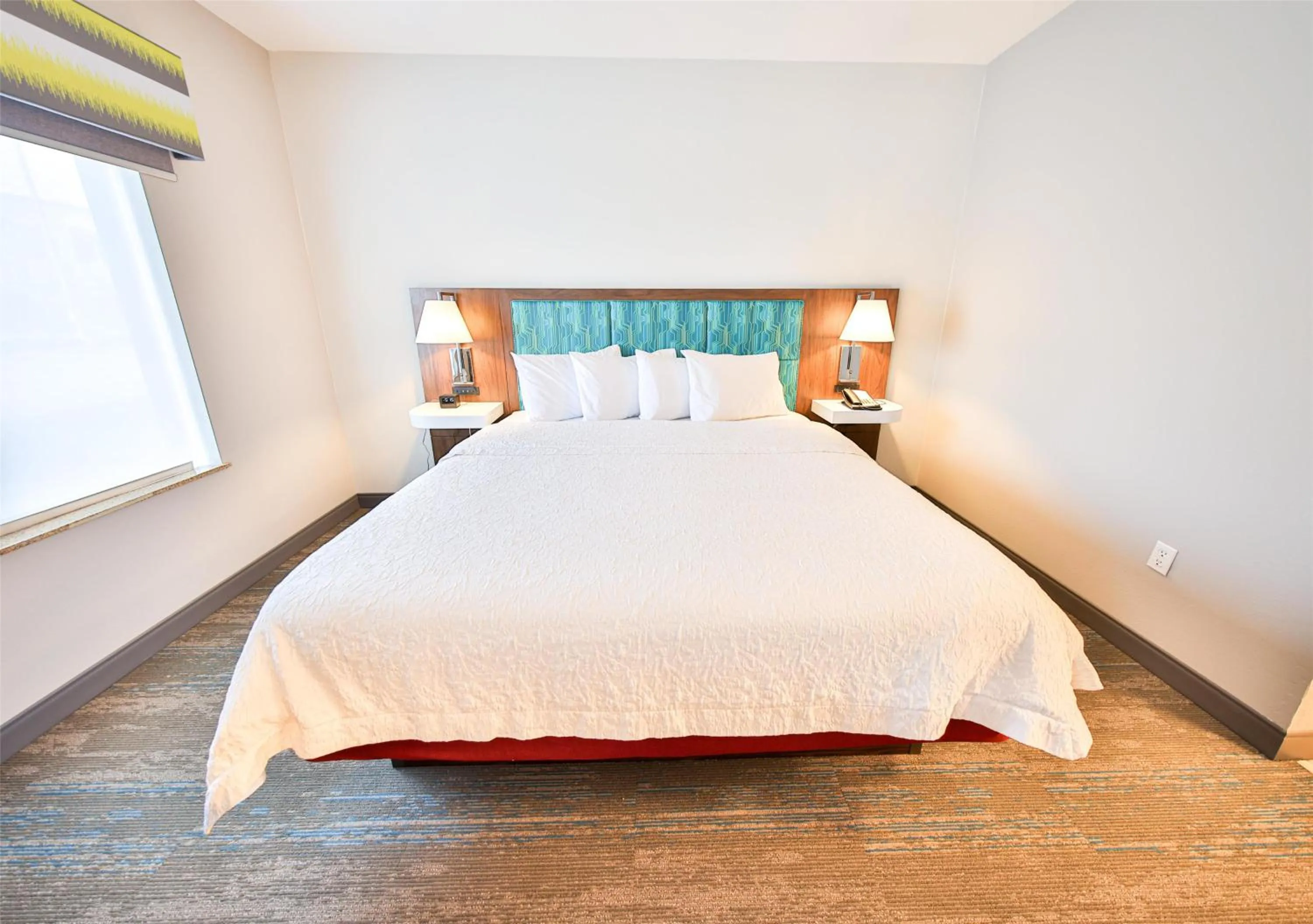 Bed in Hampton Inn & Suites by Hilton Seattle/Kent