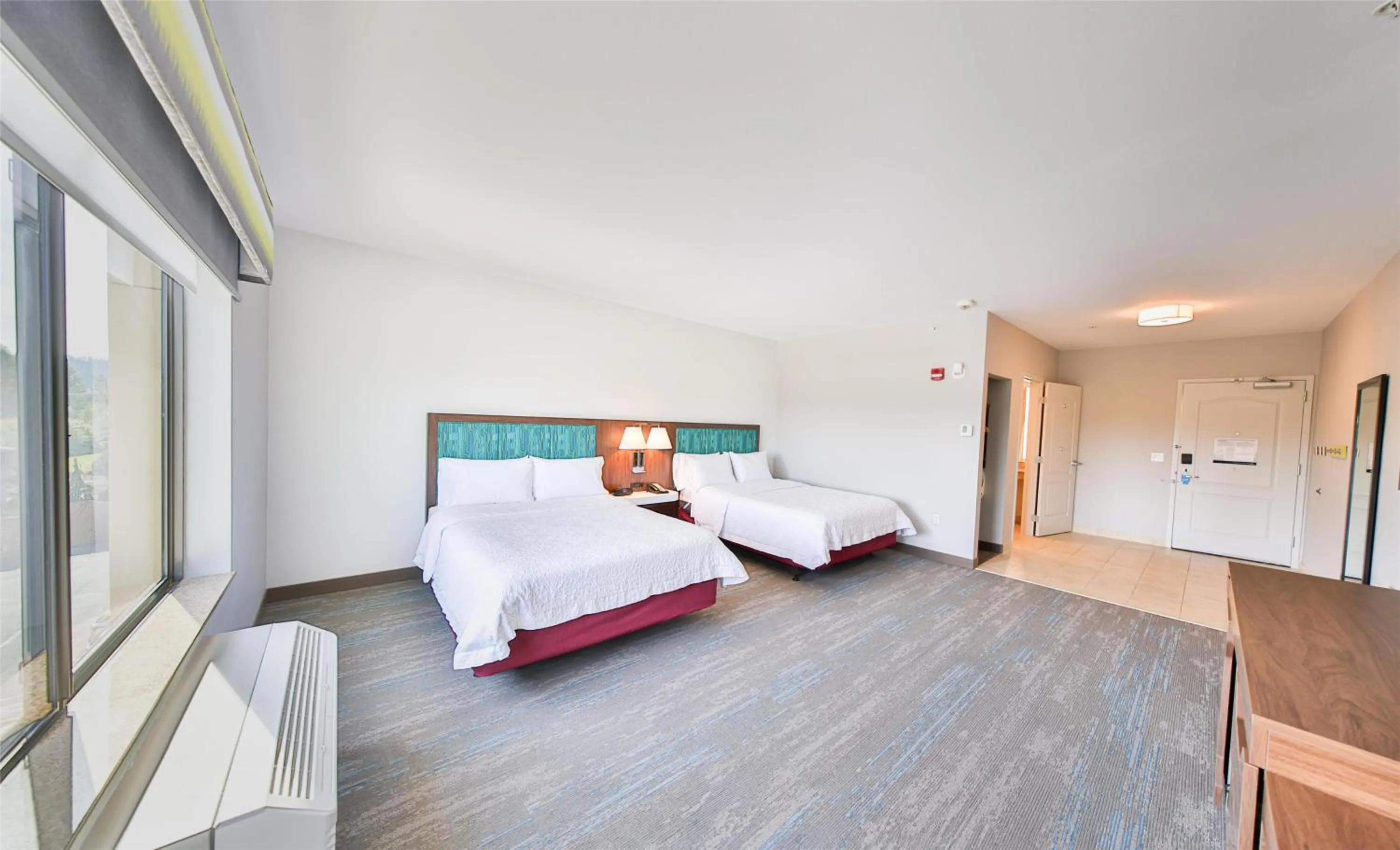 Bed in Hampton Inn & Suites by Hilton Seattle/Kent