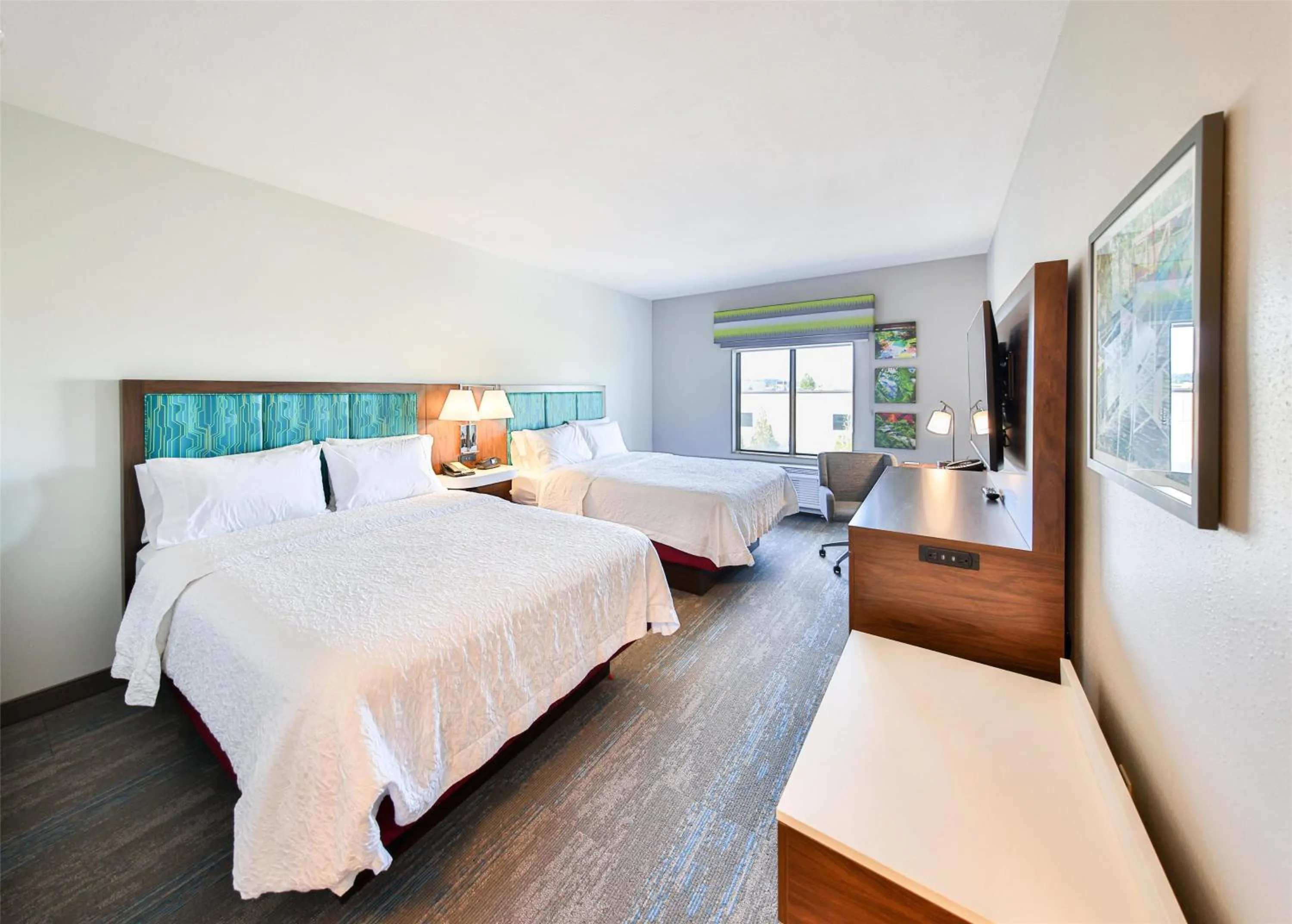 Bed in Hampton Inn & Suites by Hilton Seattle/Kent