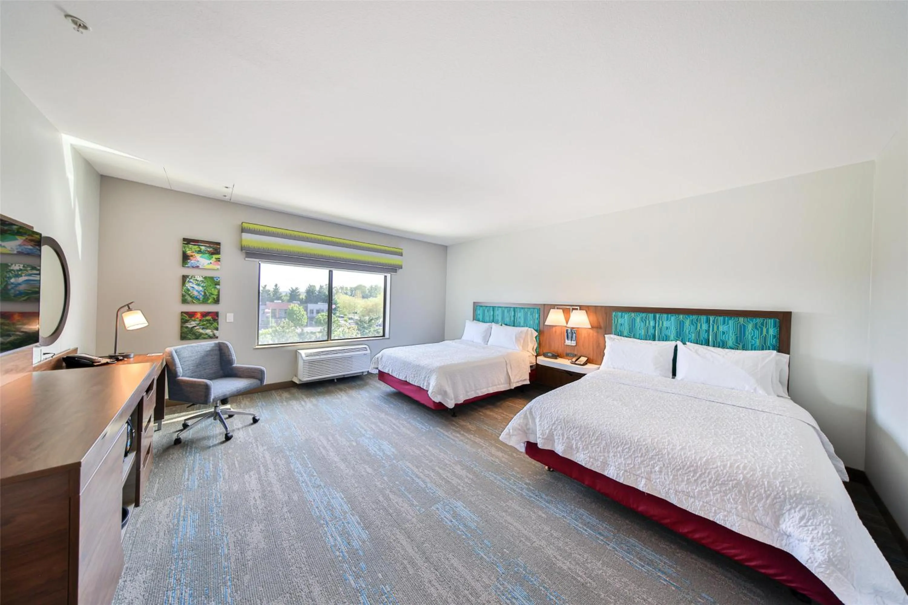 Bed in Hampton Inn & Suites by Hilton Seattle/Kent