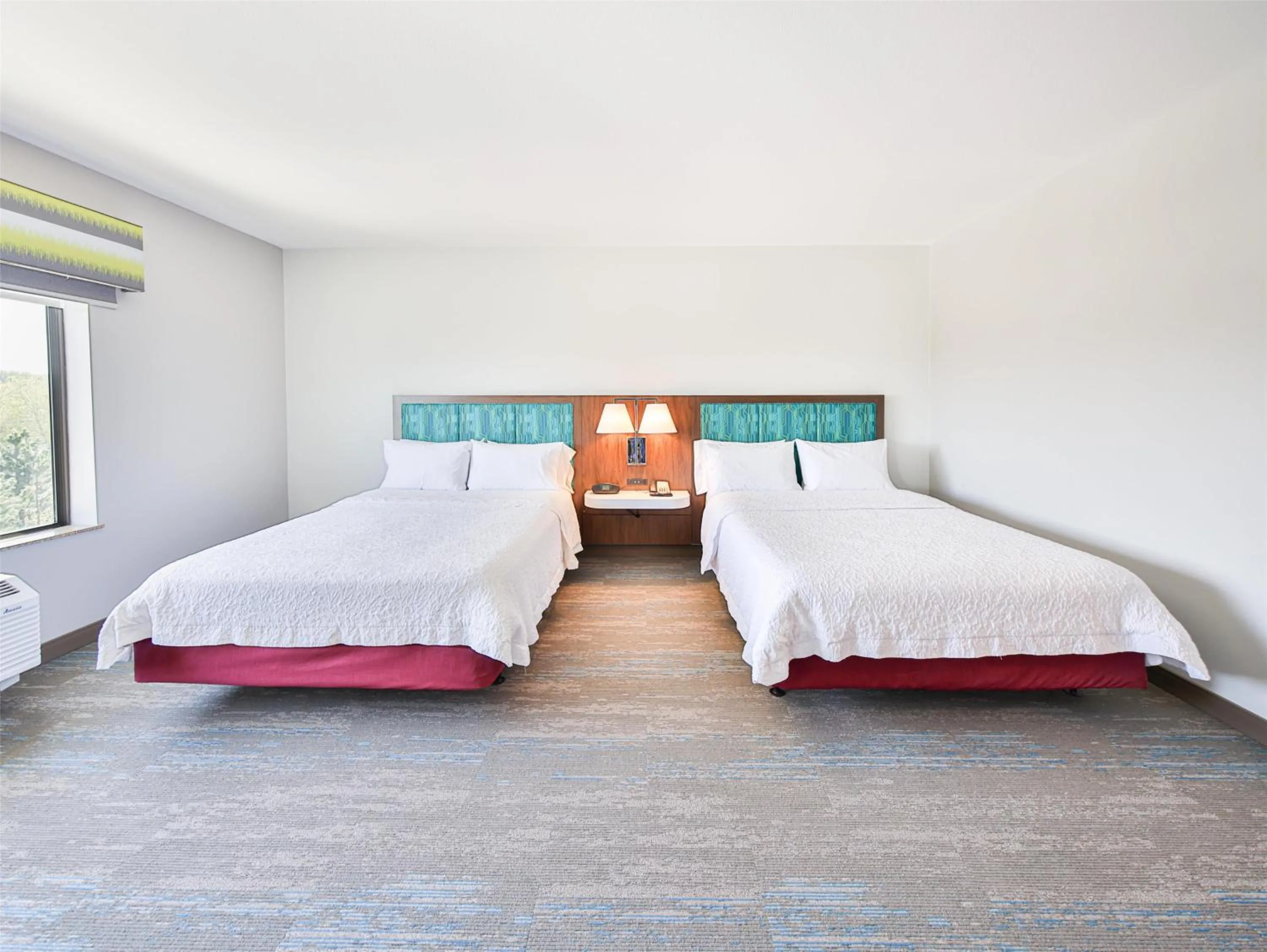 Bed in Hampton Inn & Suites by Hilton Seattle/Kent