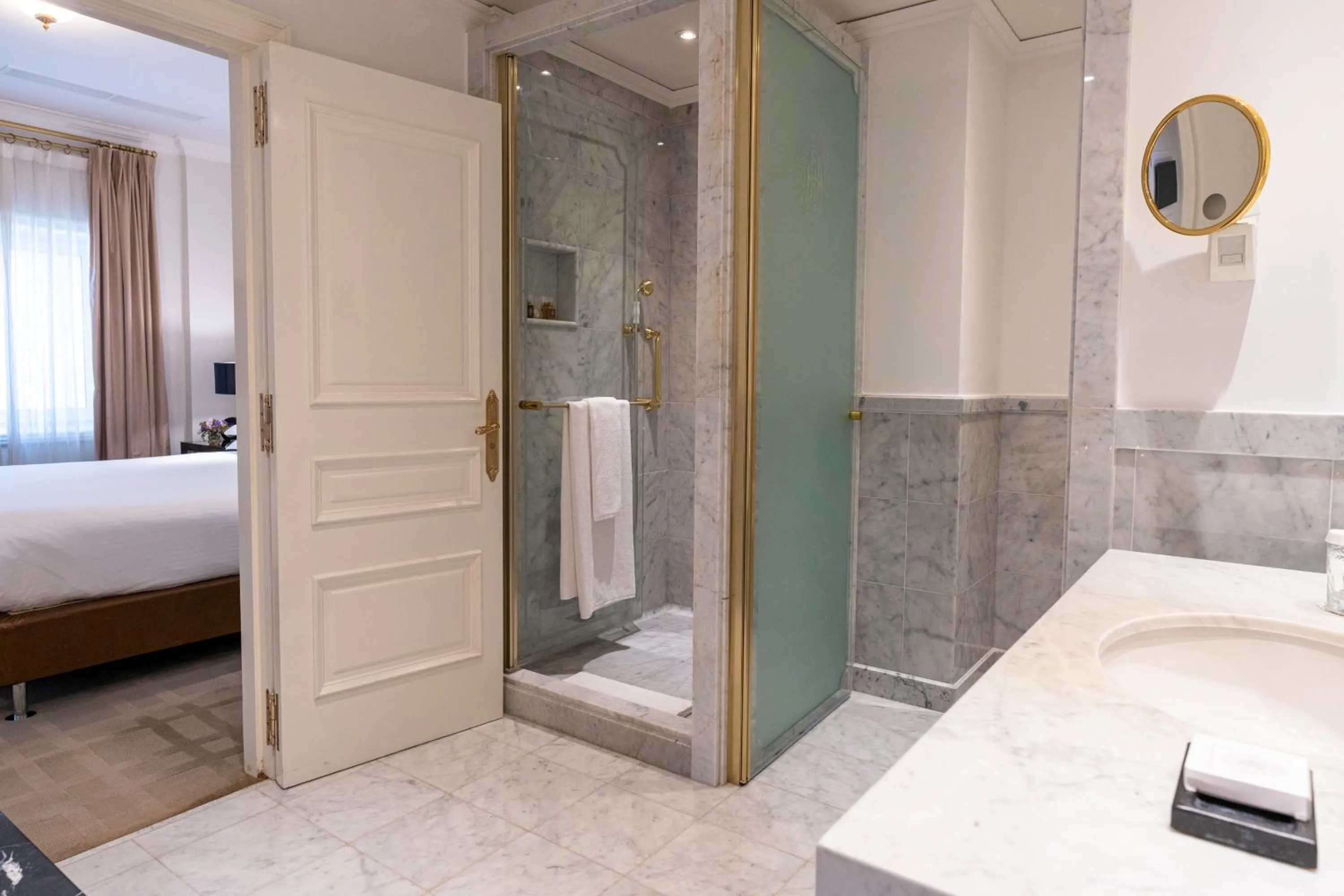 Bathroom, Bed in Alvear Palace Hotel - Leading Hotels of the World