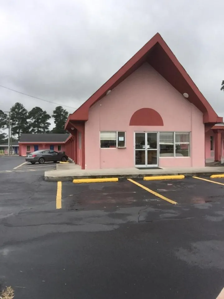 Facade/entrance in Ross Motel