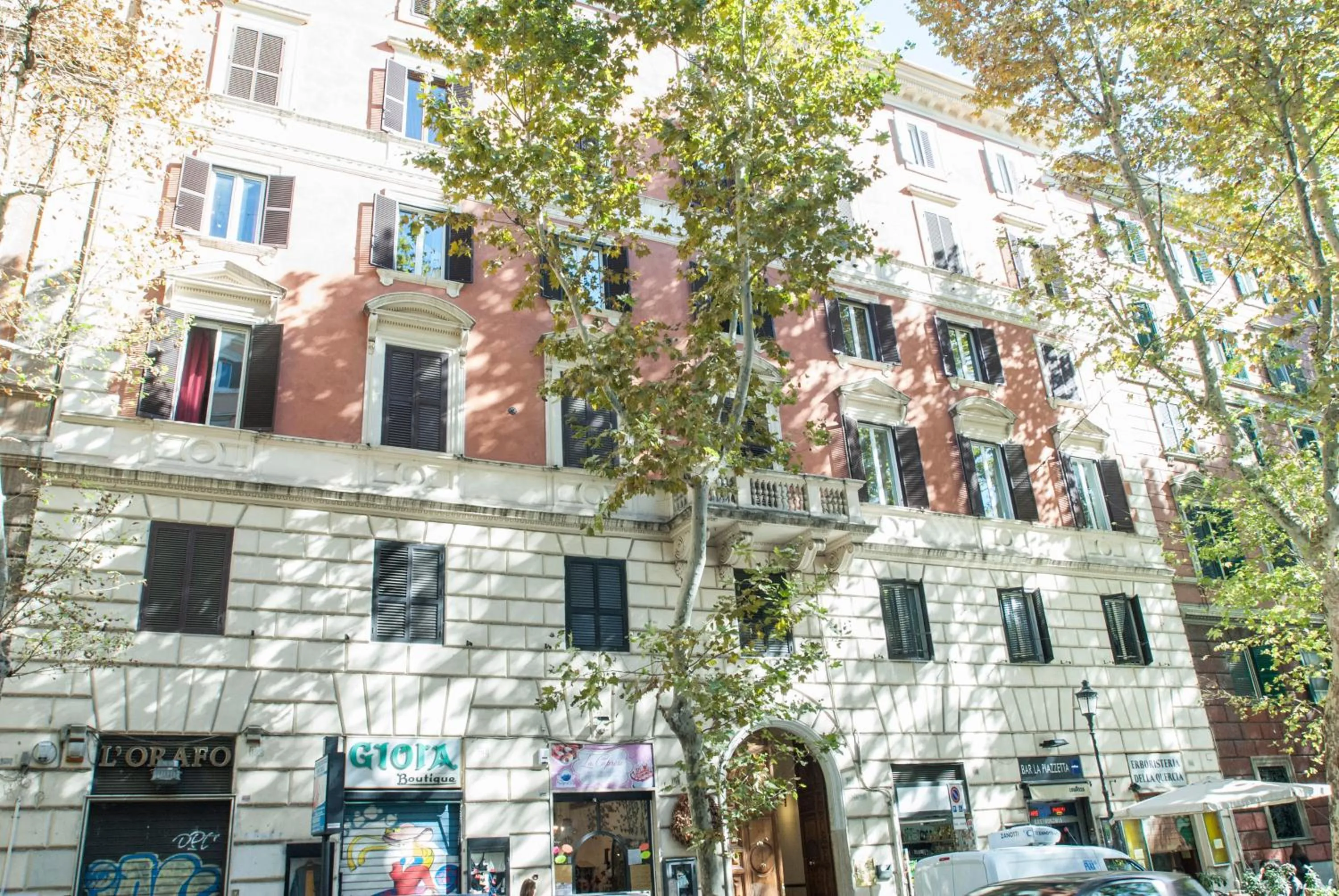 Facade/entrance in Merulana Holidays