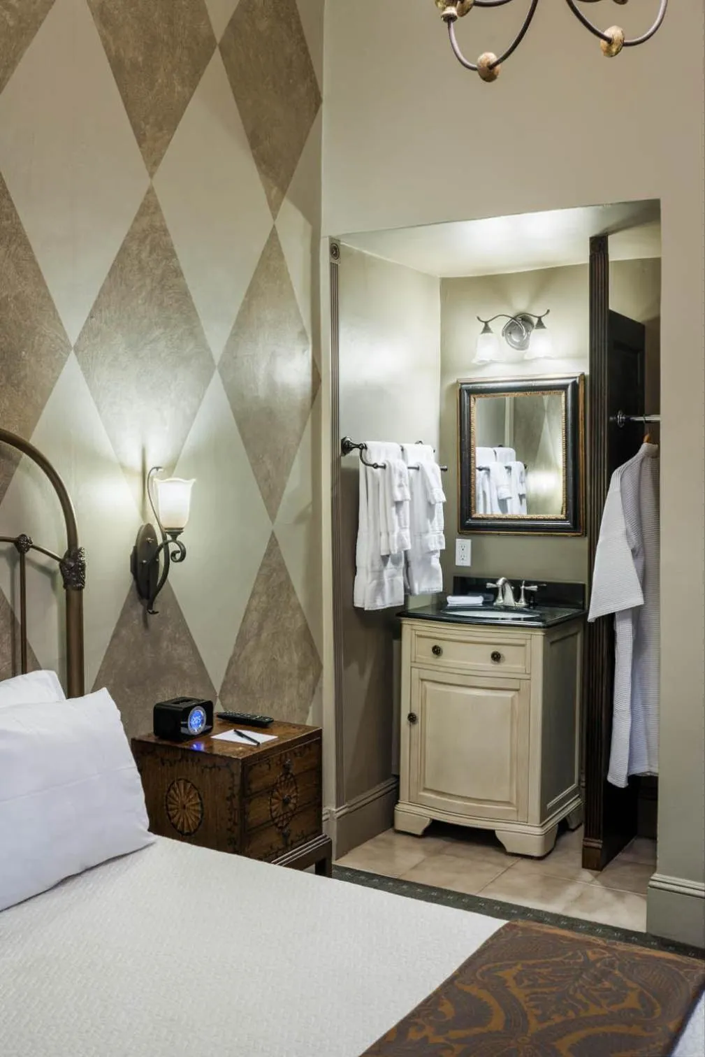 Photo of the whole room, TV/Entertainment Center in Seton Hotel