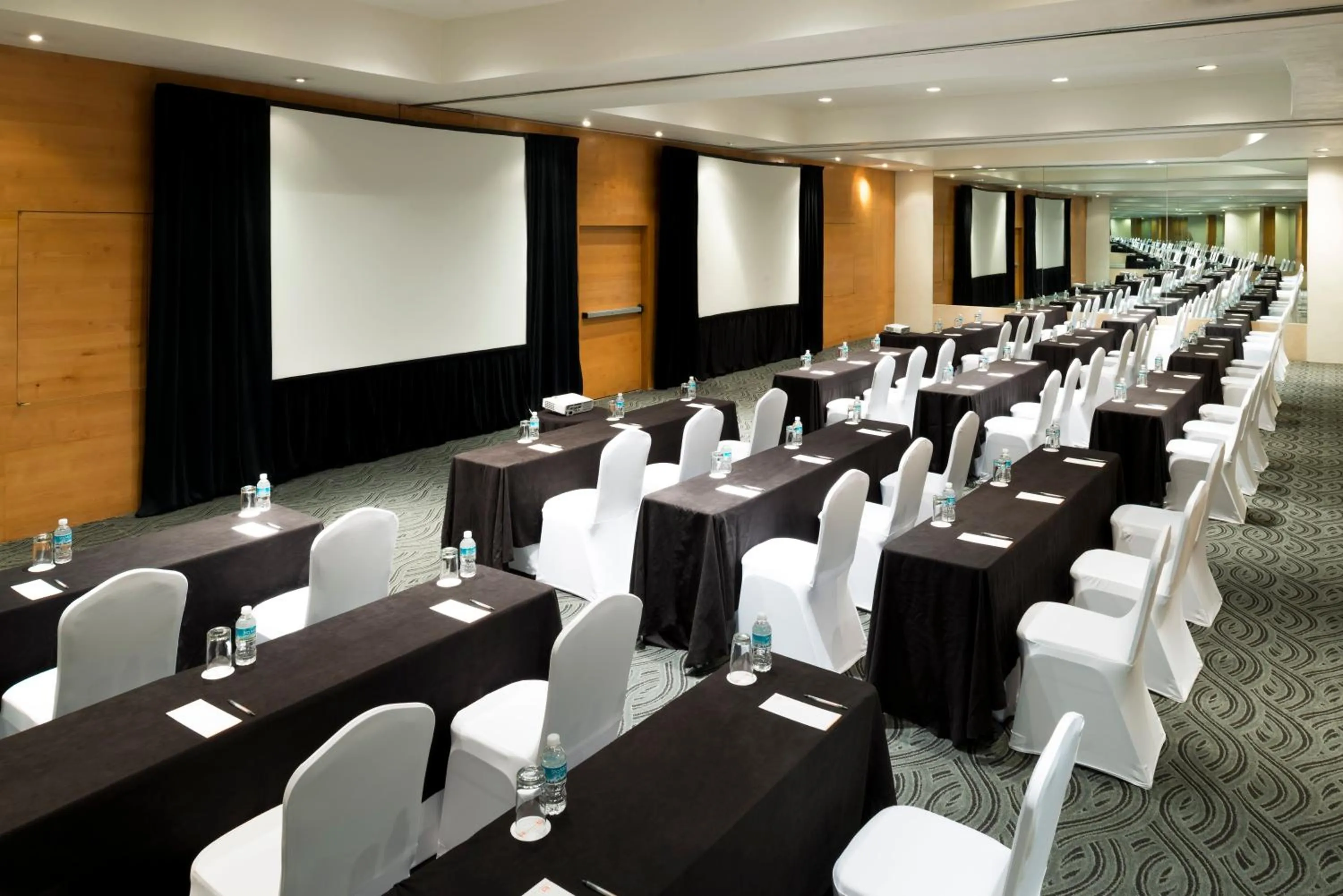 Meeting/conference room in Real Inn Perinorte