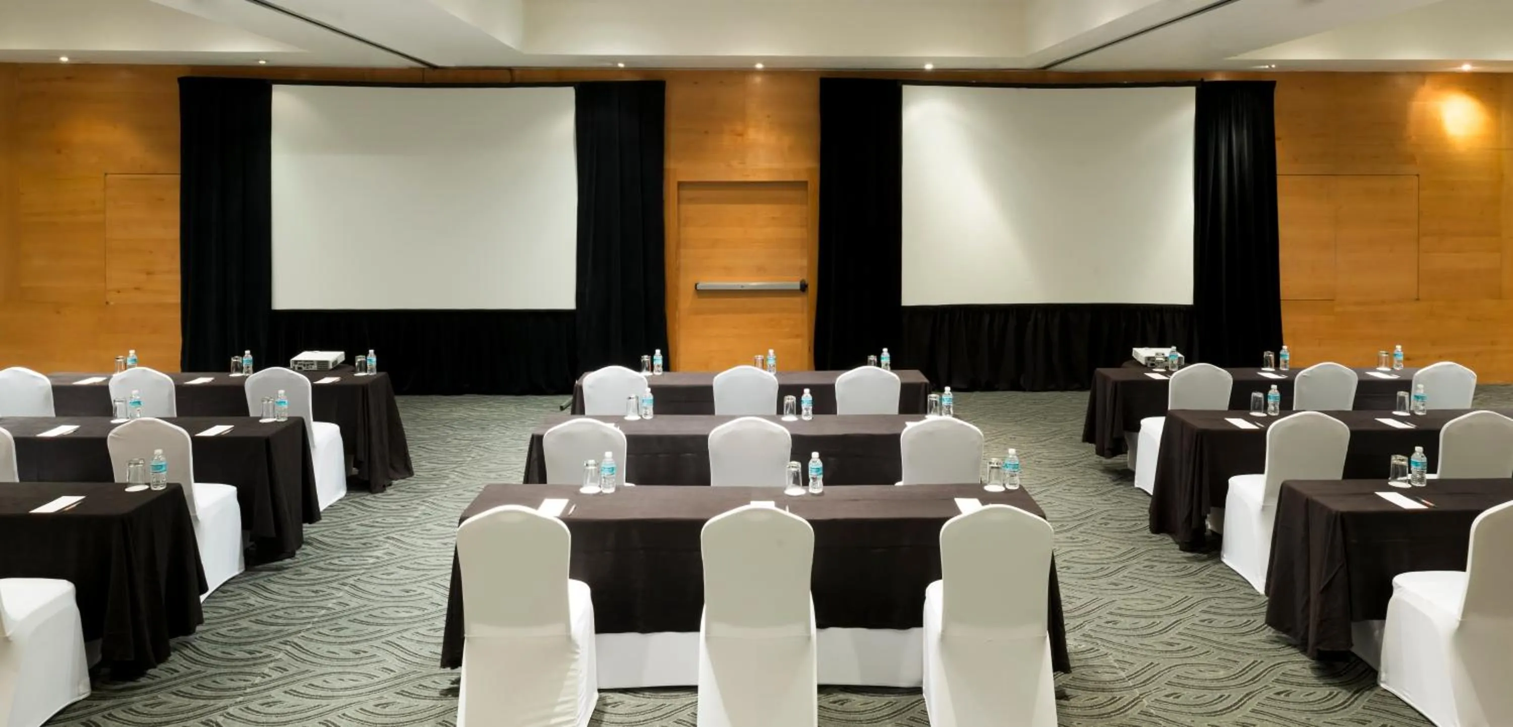 Meeting/conference room in Real Inn Perinorte