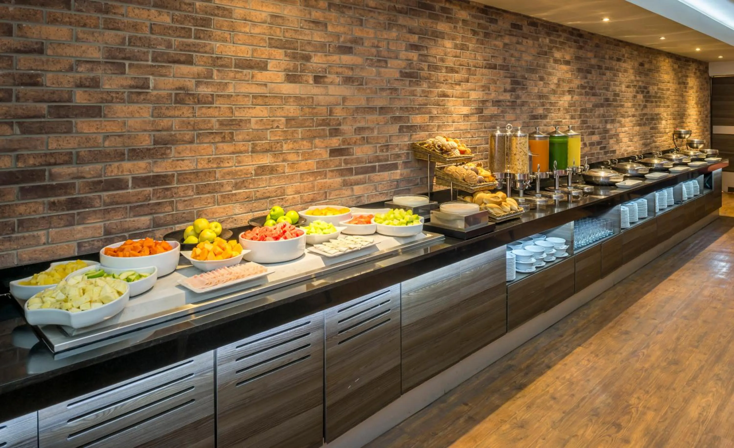 Restaurant/places to eat in Real Inn Perinorte