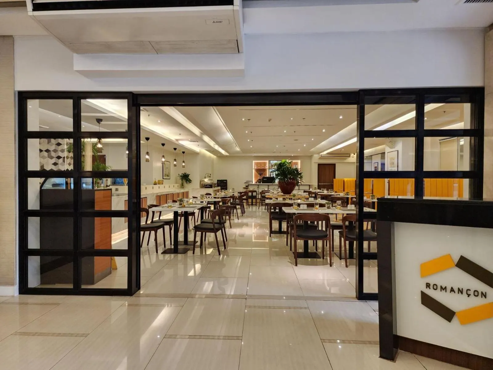 Restaurant/places to eat in Hotel Benilde Maison De La Salle