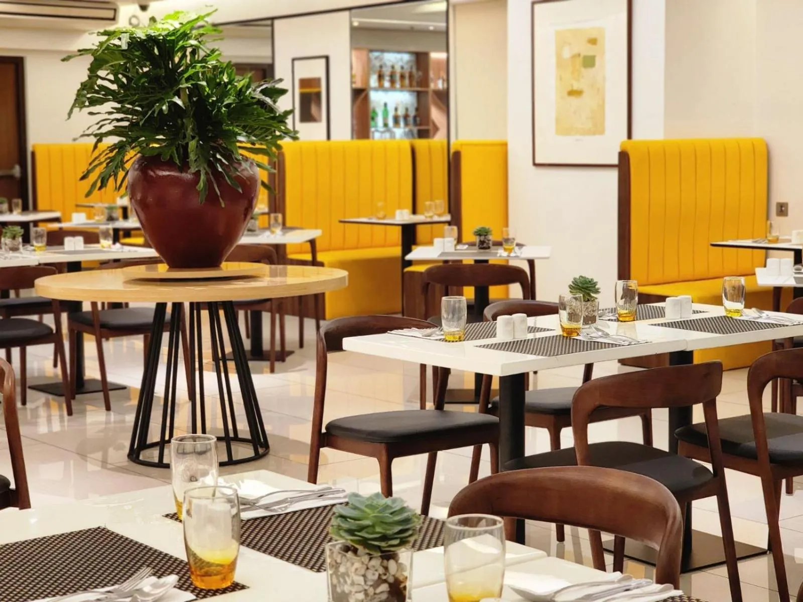 Restaurant/places to eat in Hotel Benilde Maison De La Salle