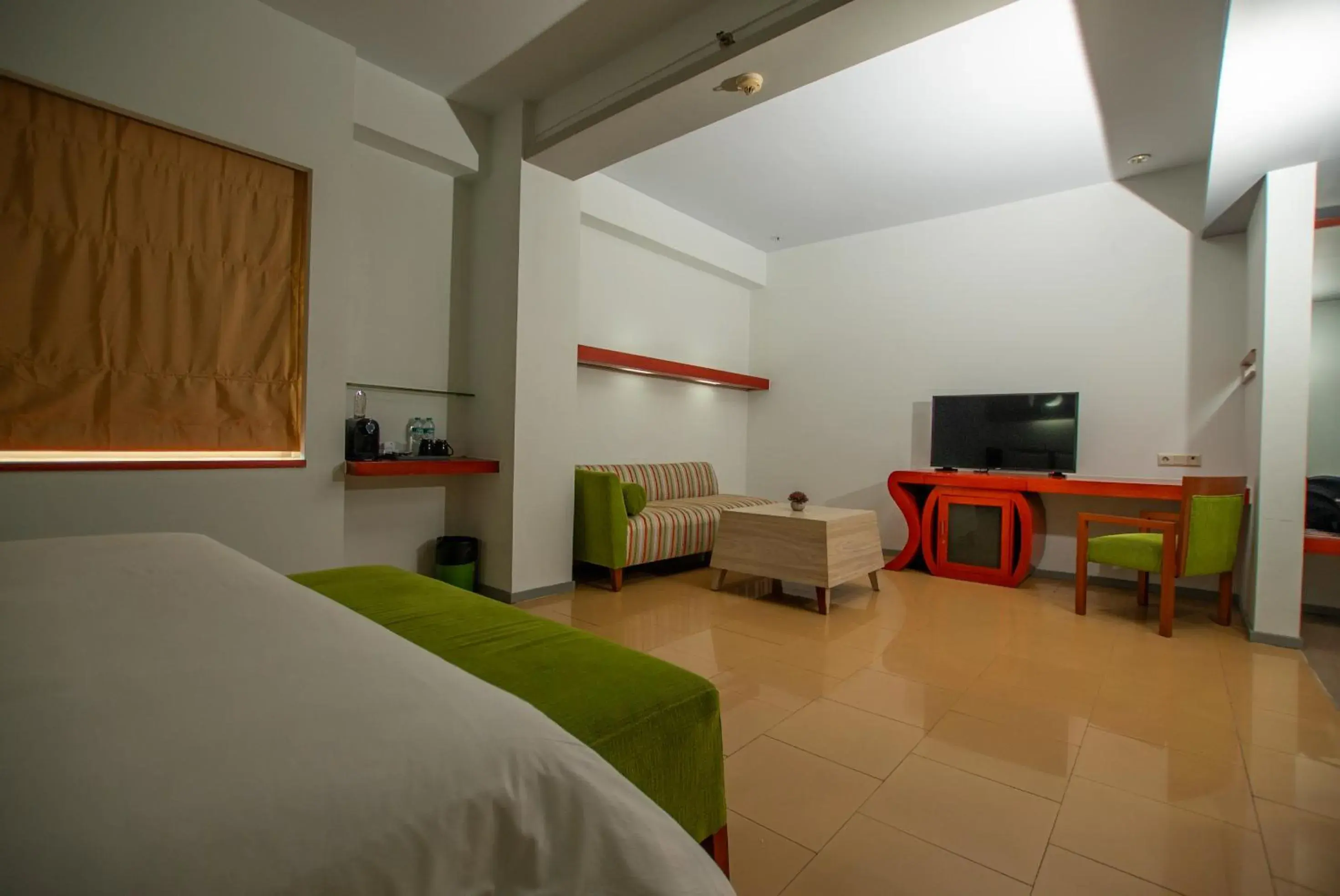 Business King Room in Sparks Life Jakarta, ARTOTEL Curated Business King Room in Sparks Life Jakarta, ARTOTEL Curated