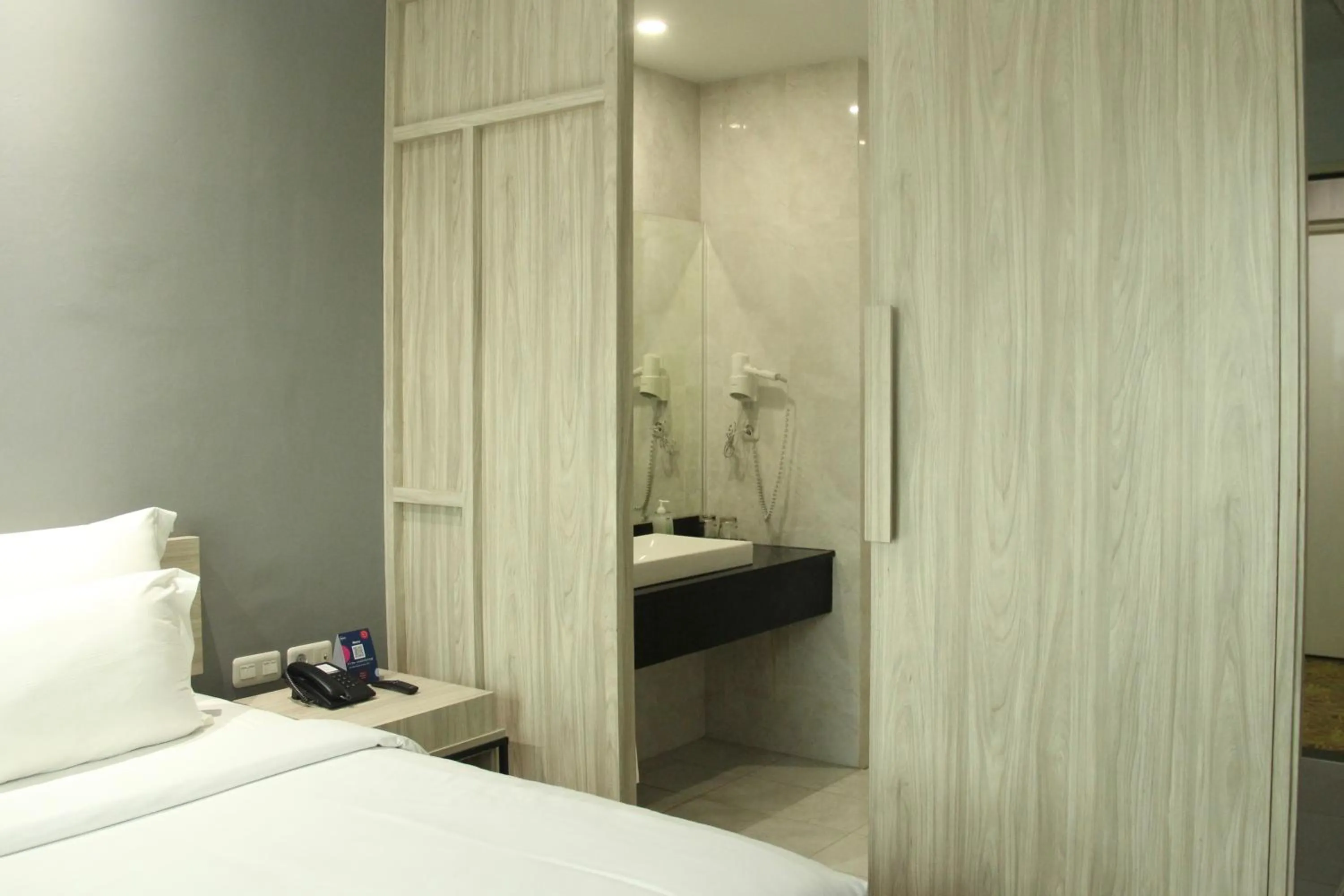 Toilet, Bed in Sparks Life Jakarta, ARTOTEL Curated
