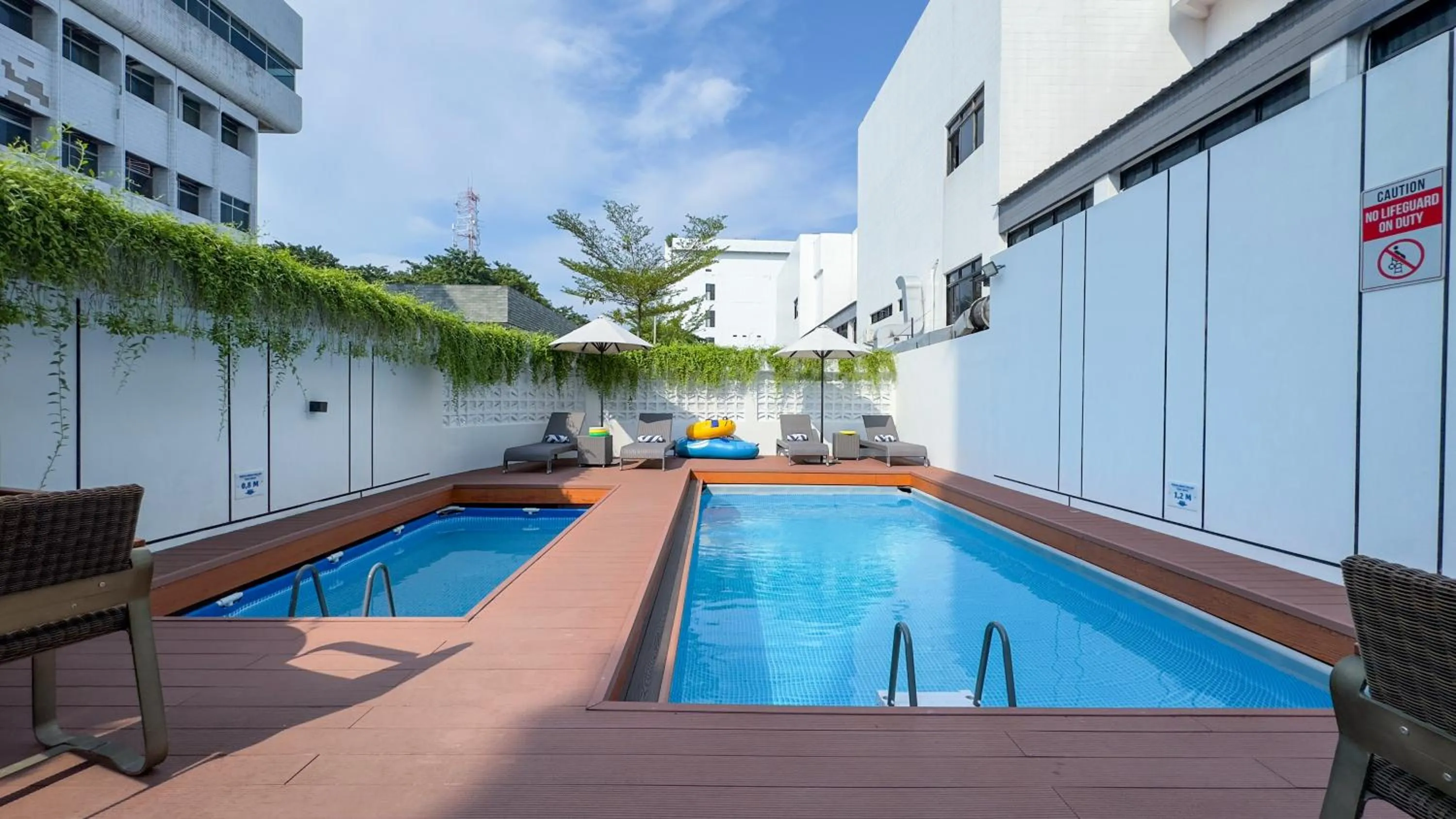 Swimming pool in Metro Park View Hotel Kota Lama Semarang