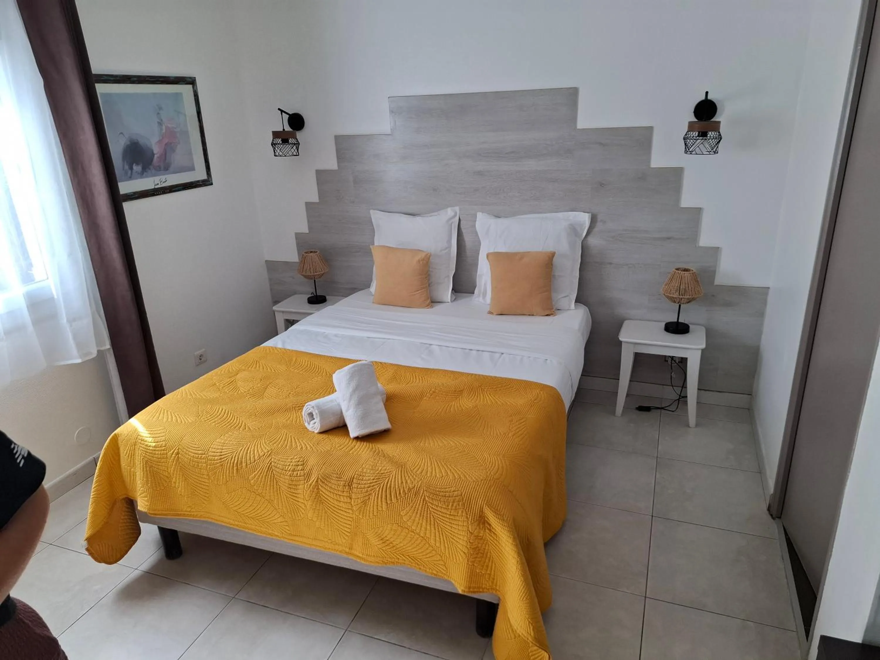 Bedroom, Bed in Hôtel Le Médiéval - Parking inclus & accueil vélo