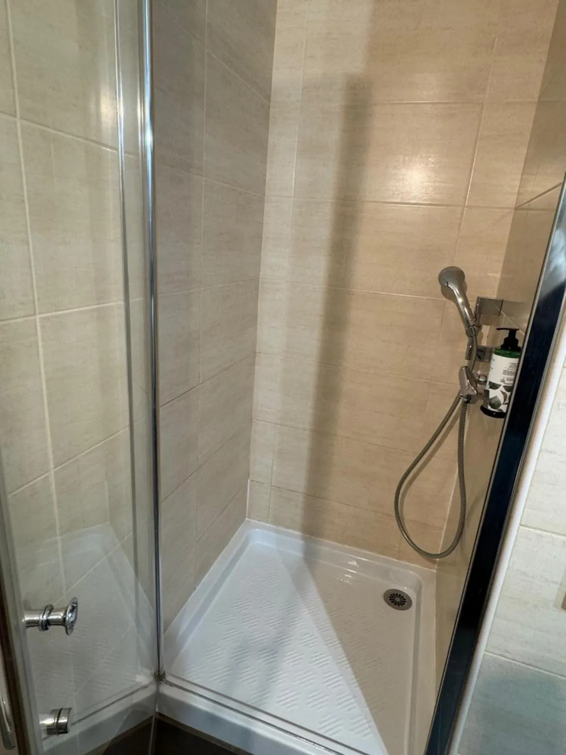 Shower in Hôtel Le Médiéval - Parking inclus & accueil vélo