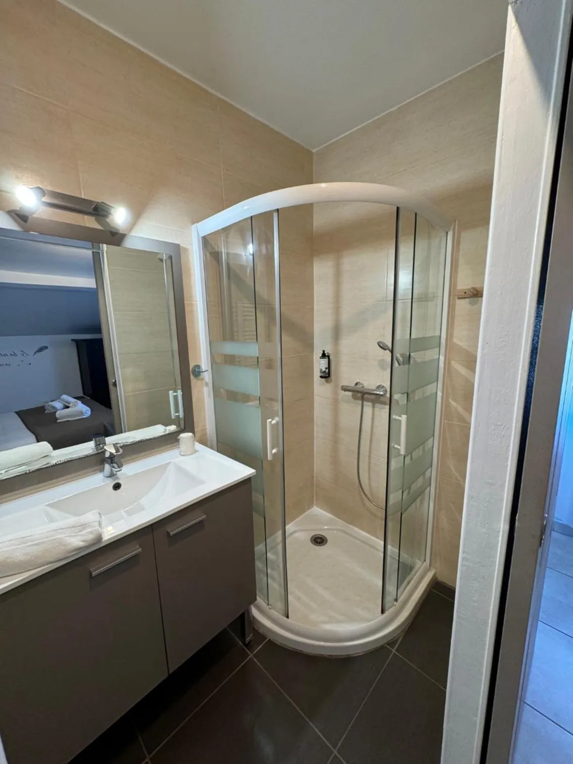 Bathroom in Hôtel Le Médiéval - Parking inclus & accueil vélo