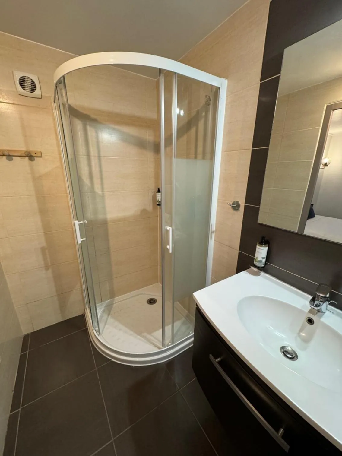 Shower in Hôtel Le Médiéval - Parking inclus & accueil vélo