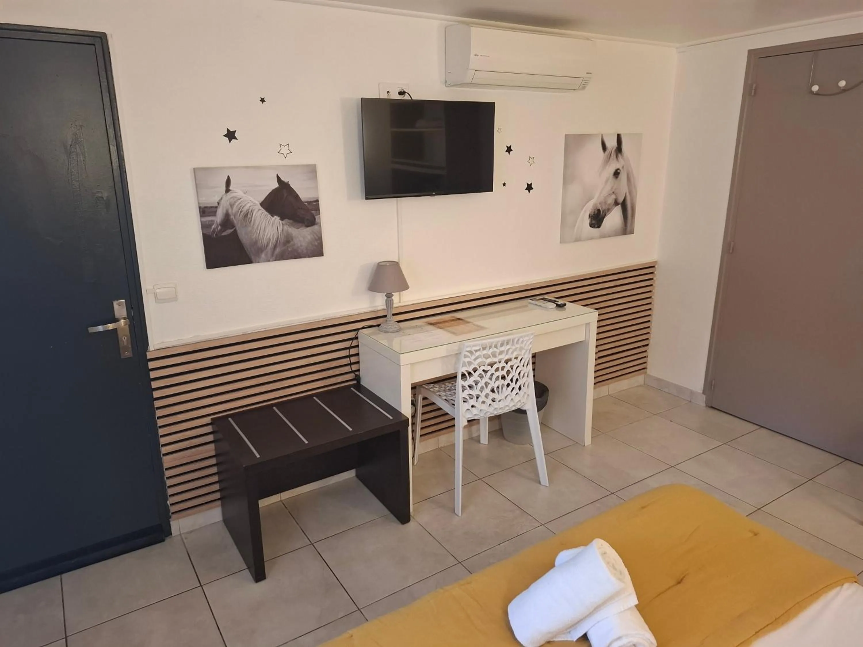 Bedroom, Bed in Hôtel Le Médiéval - Parking inclus & accueil vélo