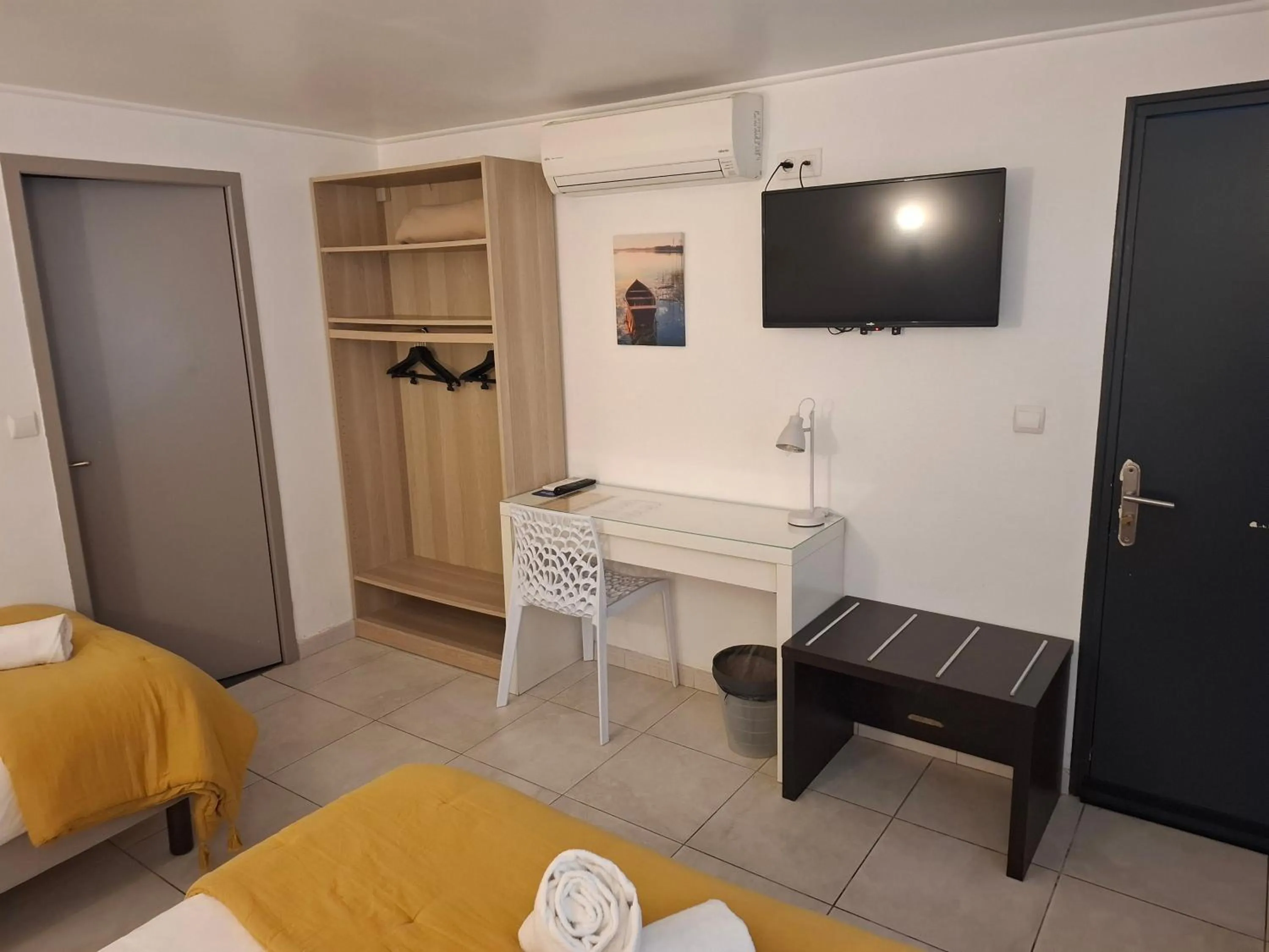 Bedroom in Hôtel Le Médiéval - Parking inclus & accueil vélo