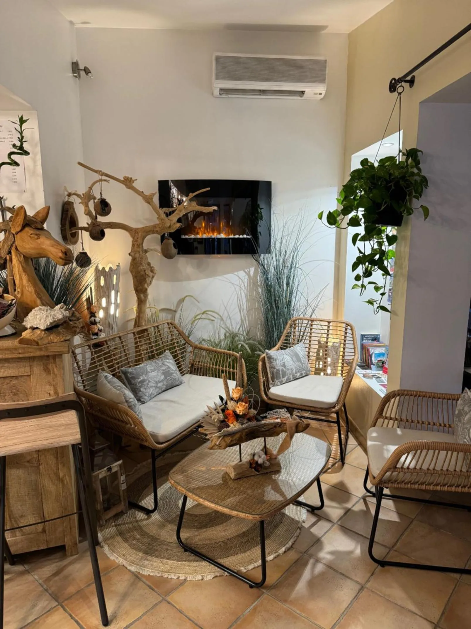 Lobby or reception in Hôtel Le Médiéval - Parking inclus & accueil vélo