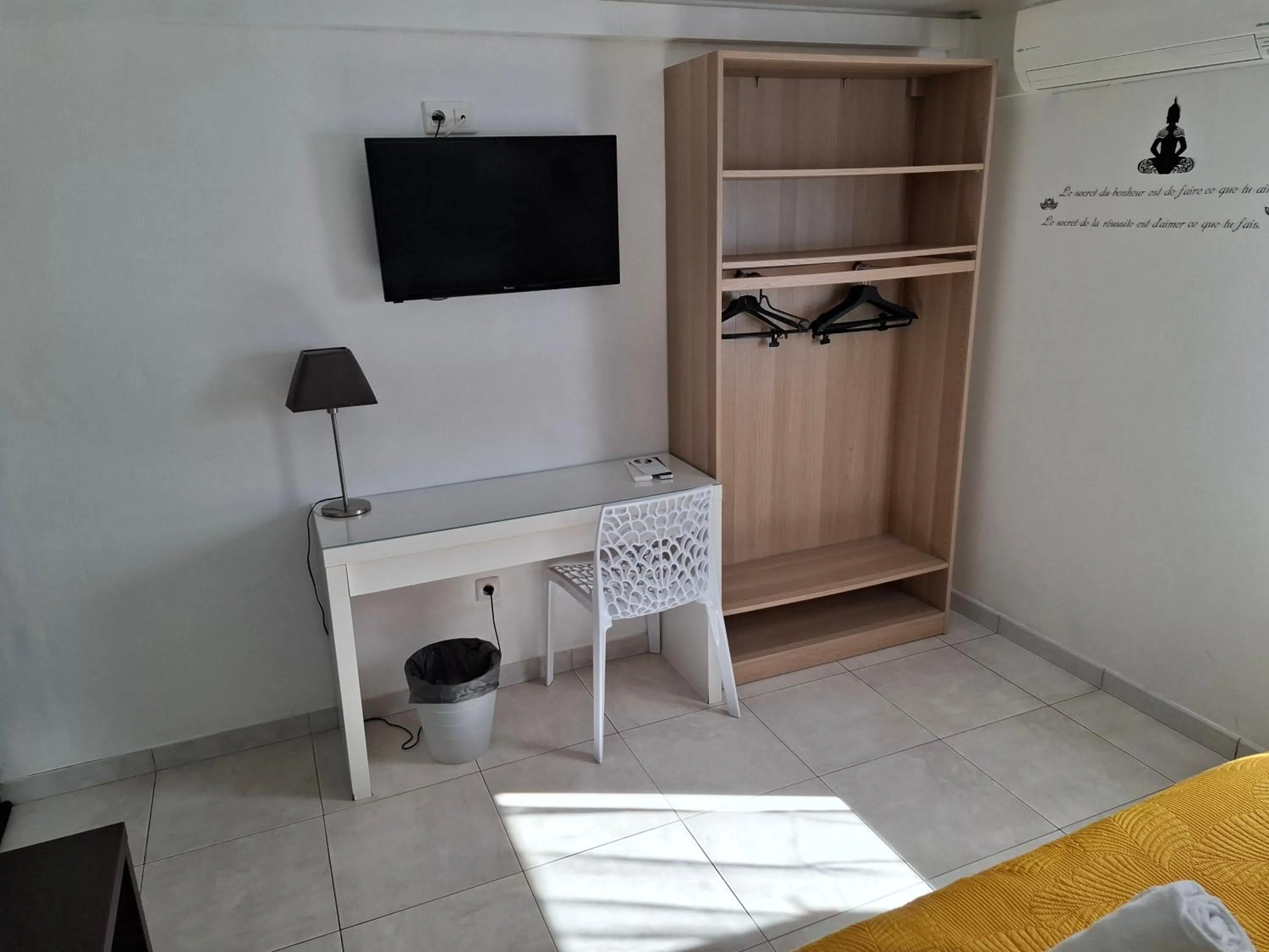 Bedroom in Hôtel Le Médiéval - Parking inclus & accueil vélo