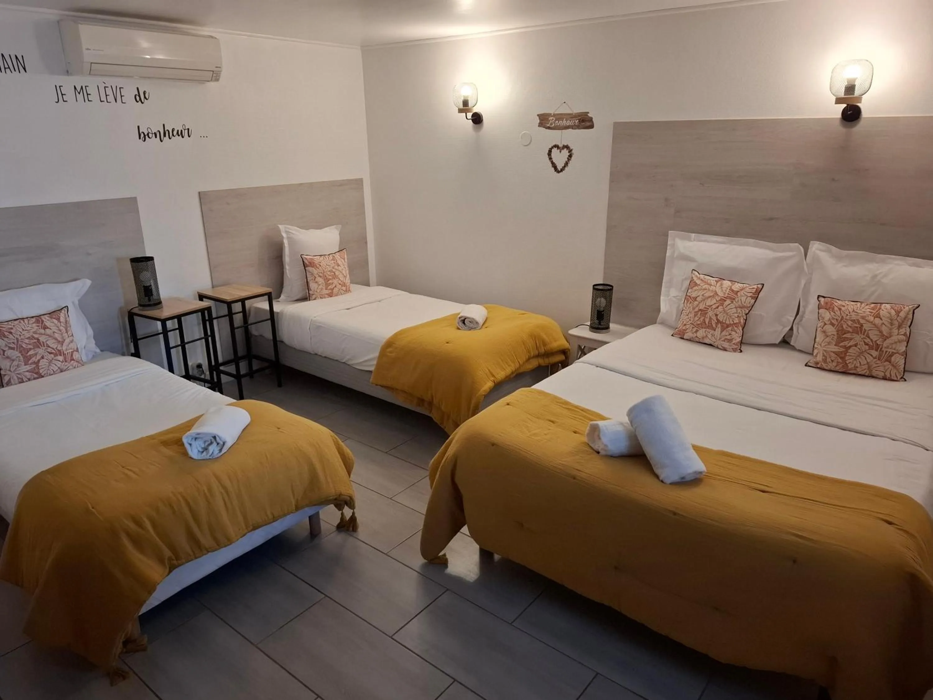 Bedroom, Bed in Hôtel Le Médiéval - Parking inclus & accueil vélo