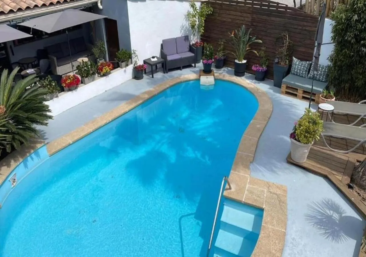 Swimming pool in Hôtel Le Médiéval - Parking inclus & accueil vélo