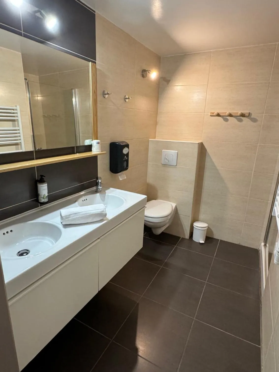 Bathroom in Hôtel Le Médiéval - Parking inclus & accueil vélo