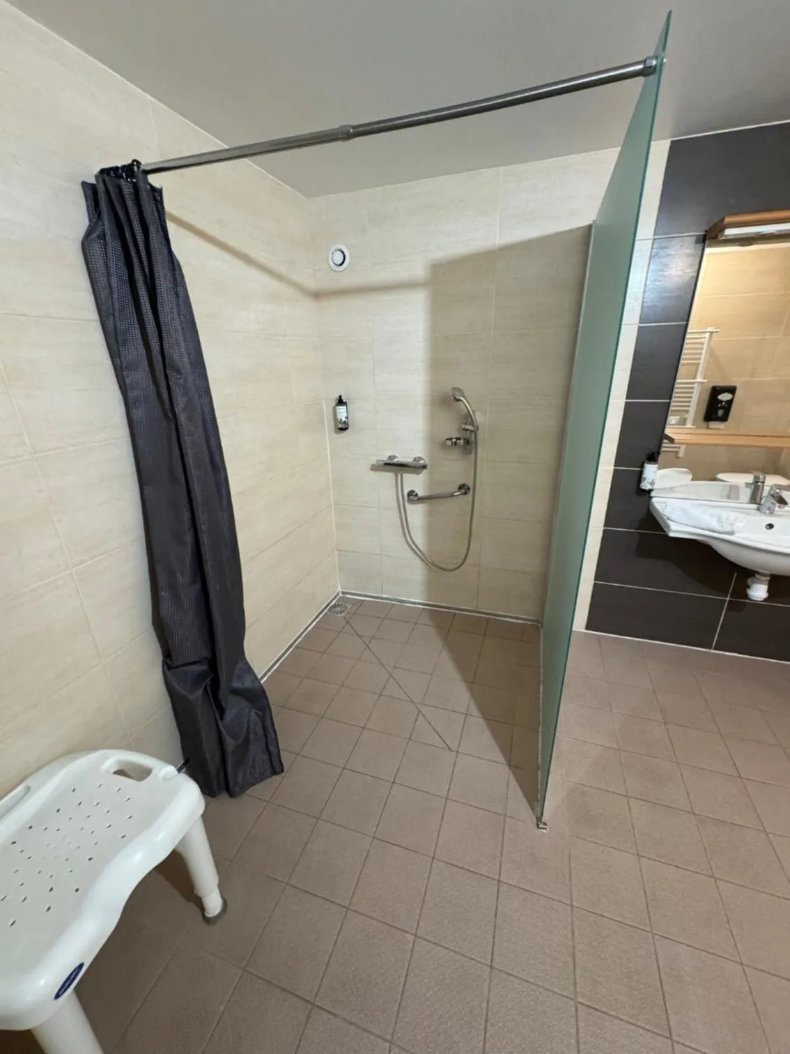 Shower in Hôtel Le Médiéval - Parking inclus & accueil vélo