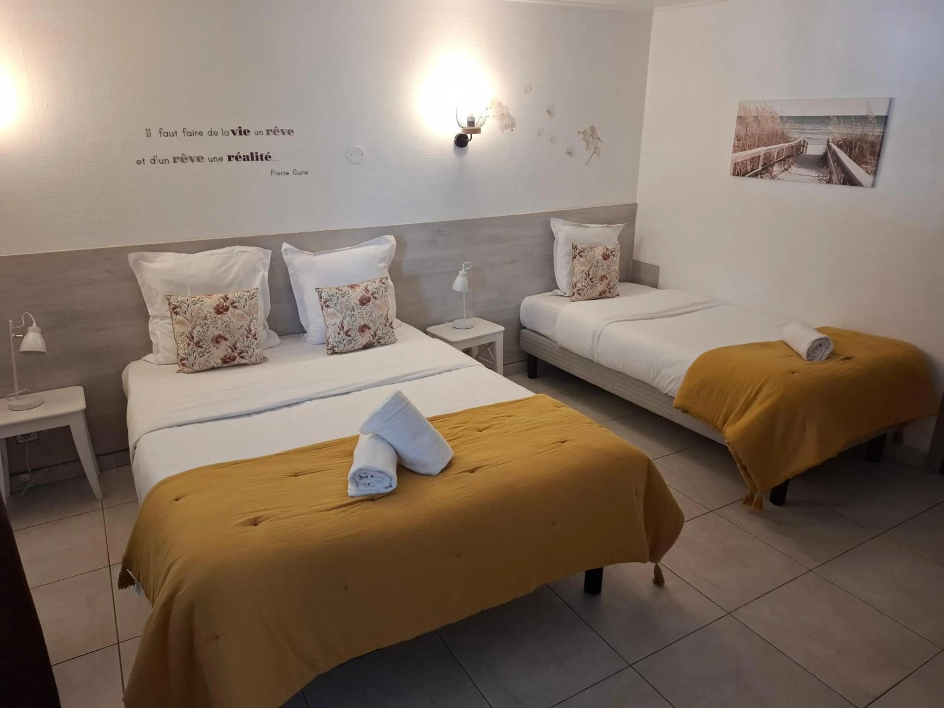 Bedroom, Bed in Hôtel Le Médiéval - Parking inclus & accueil vélo