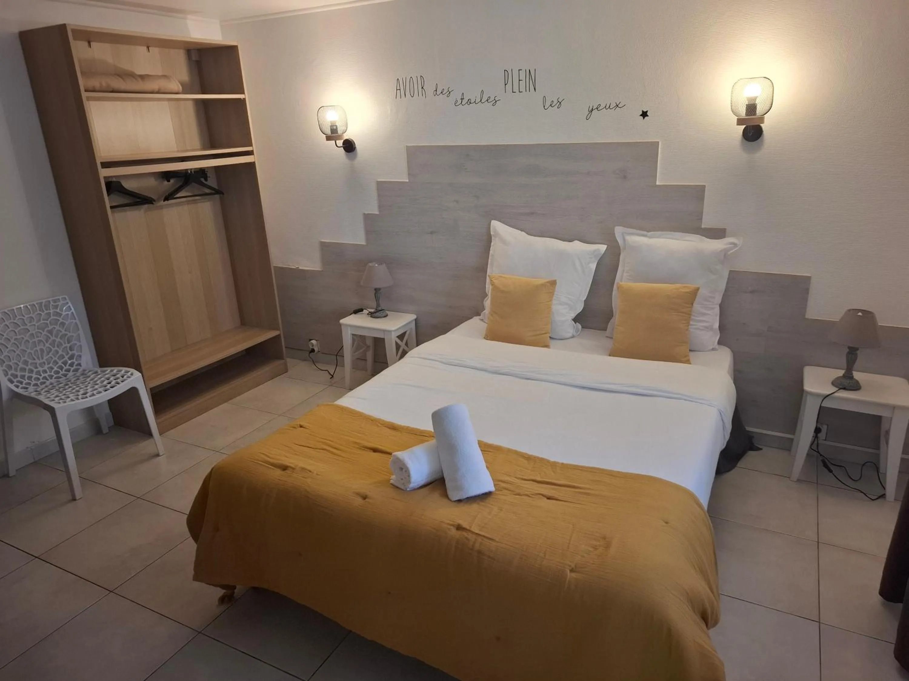 Bedroom, Bed in Hôtel Le Médiéval - Parking inclus & accueil vélo